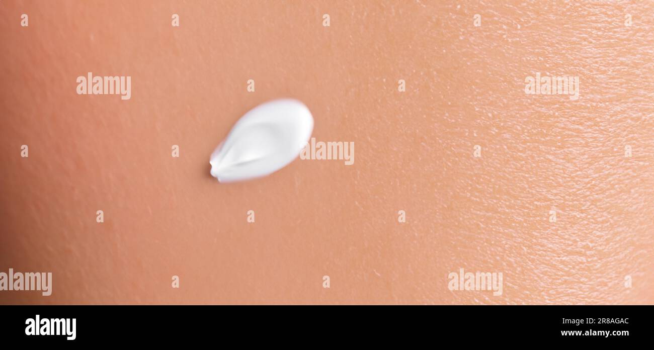 Gros plan de la protection solaire ou de la crème solaire sur la peau humaine. Soins de la peau