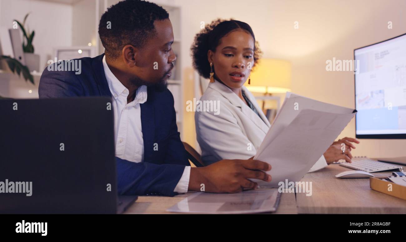 Affaires, homme noir et femme avec des documents, nuit et discussion ...