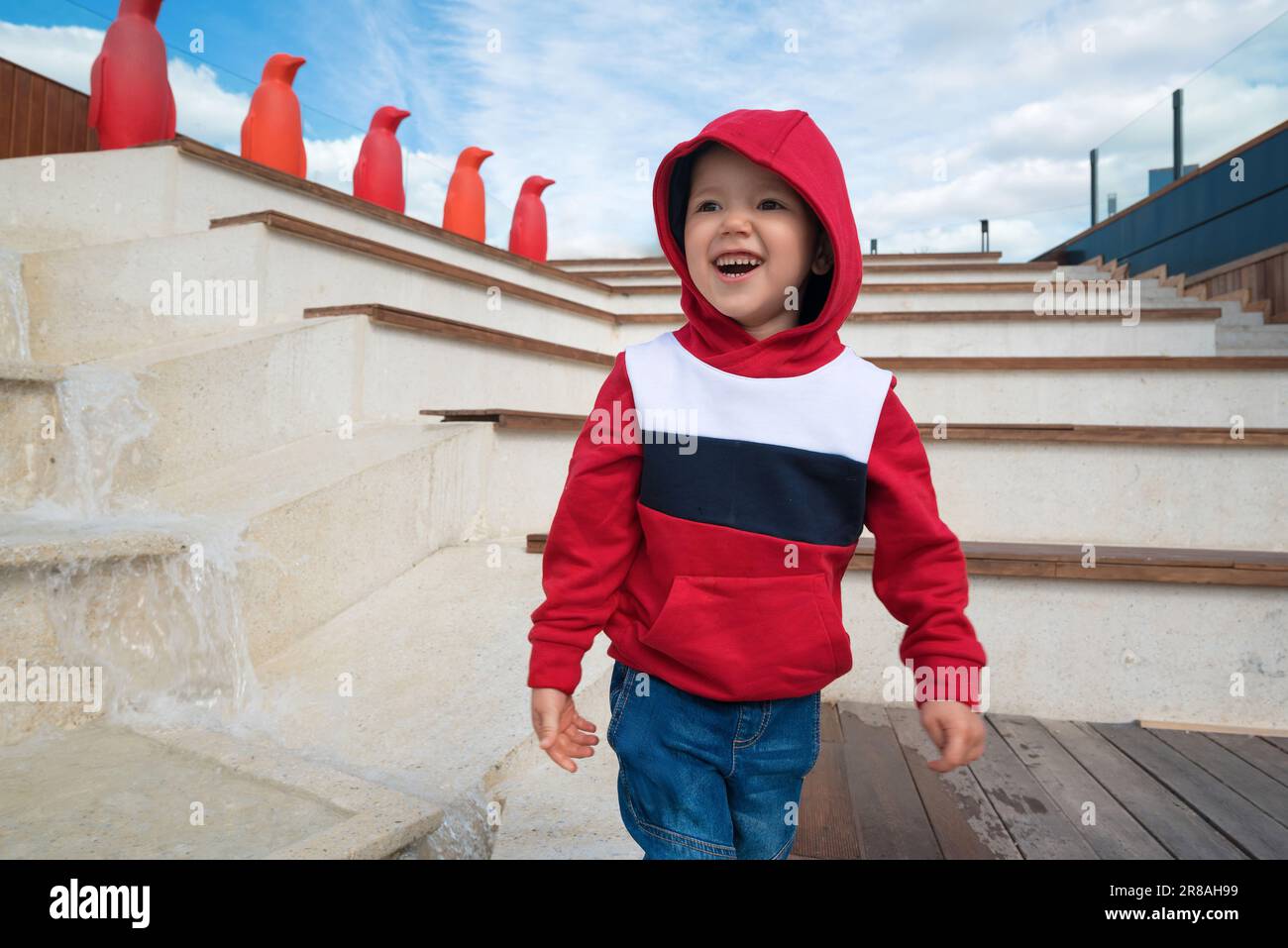 joyeux petit garçon à capuche rouge. Banque D'Images