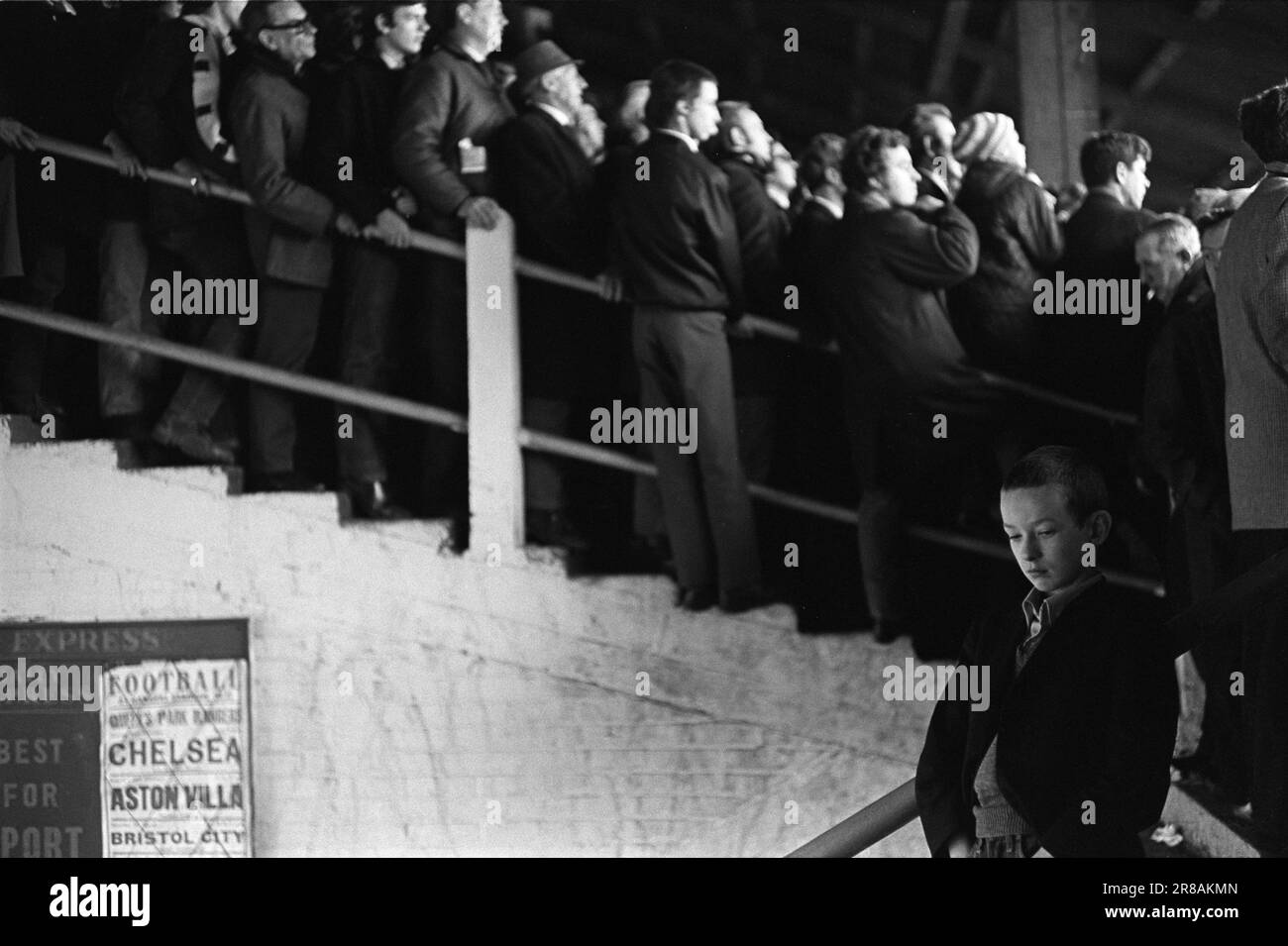 The Shed at Chelsea football Ground Stamford Bridge. Jeune skinhead ne regardant pas le football dans le Shed au stade de football de Chelsea. Londres, Angleterre vers 1970. 1970S ROYAUME-UNI HOMER SYKES Banque D'Images