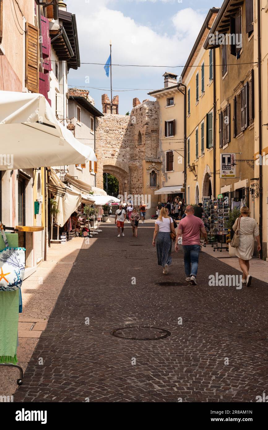 Une rue pittoresque dans la belle ville historique de Lazise, lac de Garde, Italie, Europe Banque D'Images