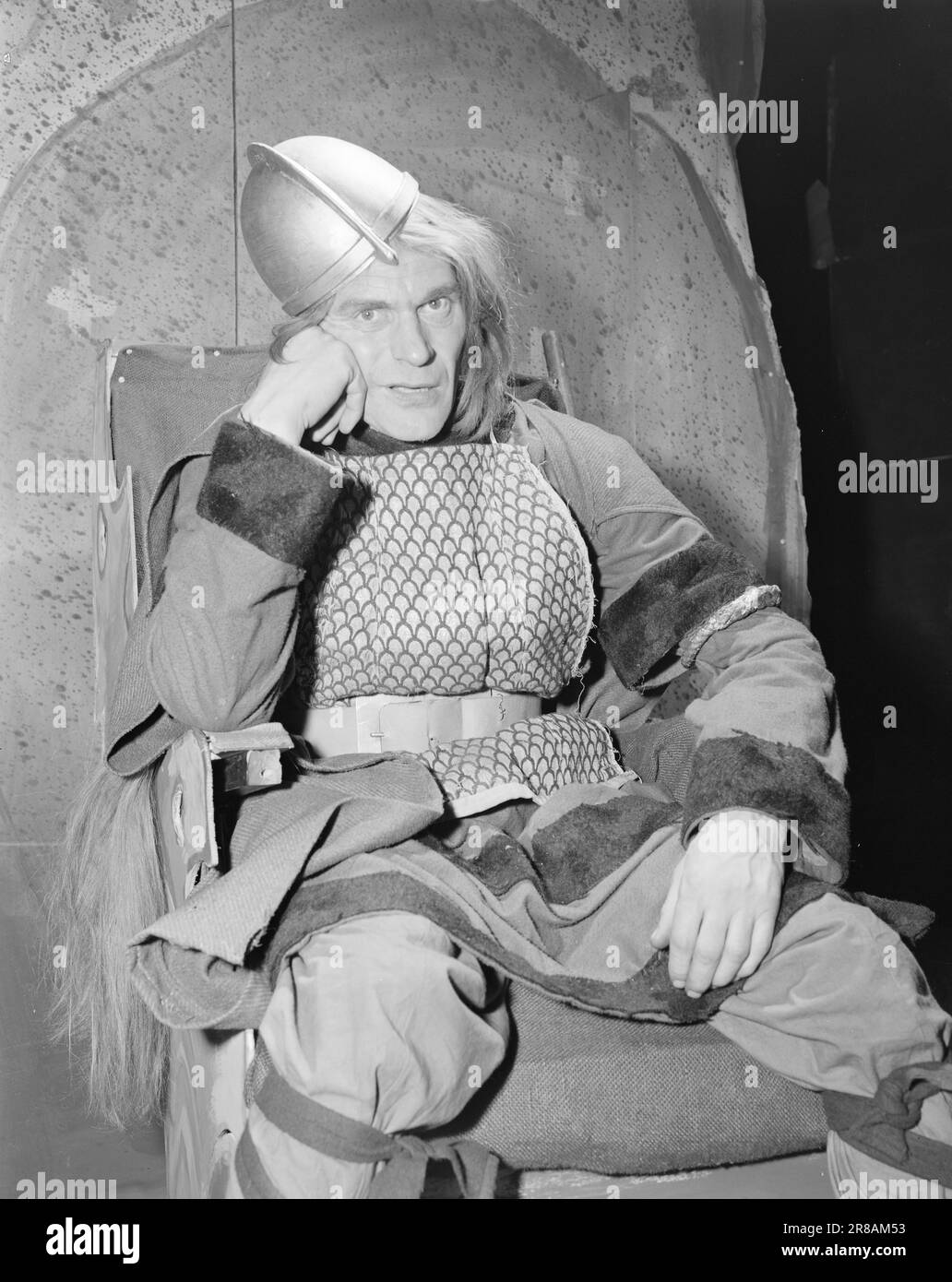 Courant 1-1950: Les Vikings unmaskedIn 'Vikinger', qui a été créé à Rogaland Teater à Stavanger, et est maintenant apparu à Det norske teatret, Johan Borgen a commencé à dévoiler nos héros nationaux. Étaient-ils par exemple de mal de mer ? Le Harald fraîchement coupé et rasé se trouve dans le hall de l'Earl Ragnvald et se mêle des paroles haineuses de Fjålne sur les grandes et les petites personnes, sur le pouvoir et la distribution du pouvoir. Le roi Harald est un réaliste, il voit les forces à l'œuvre et il ressent que son royaume est construit sur des fondations fragiles. Le roi est mal tempéré, et même la flatterie de l'homme chauve ne peut pas applaudir Banque D'Images