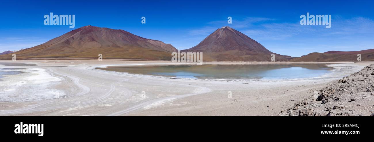 Pittoresque Laguna Verde avec le volcan Licancabur, juste un spectacle naturel tout en voyageant la route de lagune pittoresque à travers l'Altiplano bolivien - Pano Banque D'Images