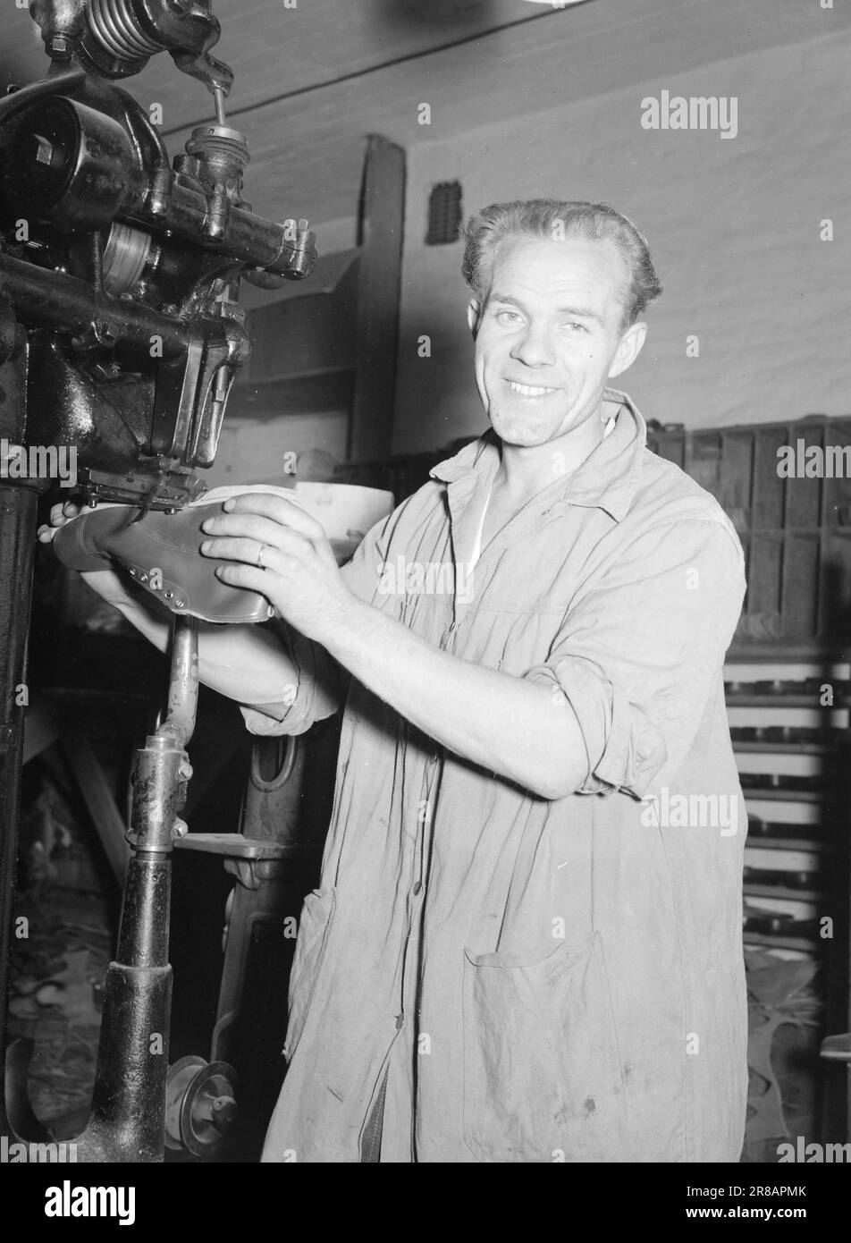 Actuel 21-5-1947: Viking - SkeidCette année finalistes la finale sera une épreuve de force entre deux bonnes équipes techniques. La plupart des joueurs de Skeid et Viking s'apprécient mieux sur les terrains humides et lourds. Cuillère Indre c. Paul Sætrang. 29 ans. Marié, 1 enfants. De B. 14 à Skeid 1937. 4 matchs internationaux dans A et B. travailleur spécial dans une usine de chaussures. Le joueur le plus dangereux de Skeid. Bonne manipulation des balles. Dribble facilement et jouer et prend des photos d'excellente qualité. Célèbre cavalier de ski. Photo: Aktuell / NTB ***PHOTO NON TRAITÉE*** Banque D'Images Actuel 21-5-1947: Viking - SkeidCette année finalistes la finale sera une épreuve de force entre deux bonnes équipes techniques. La plupart des joueurs de Skeid et Viking s'apprécient mieux sur les terrains humides et lourds. Cuillère Indre c. Paul Sætrang. 29 ans. Marié, 1 enfants. De B. 14 à Skeid 1937. 4 matchs internationaux dans A et B. travailleur spécial dans une usine de chaussures. Le joueur le plus dangereux de Skeid. Bonne manipulation des balles. Dribble facilement et jouer et prend des photos d'excellente qualité. Célèbre cavalier de ski. Photo: Aktuell / NTB ***PHOTO NON TRAITÉE*** Banque D'Images
