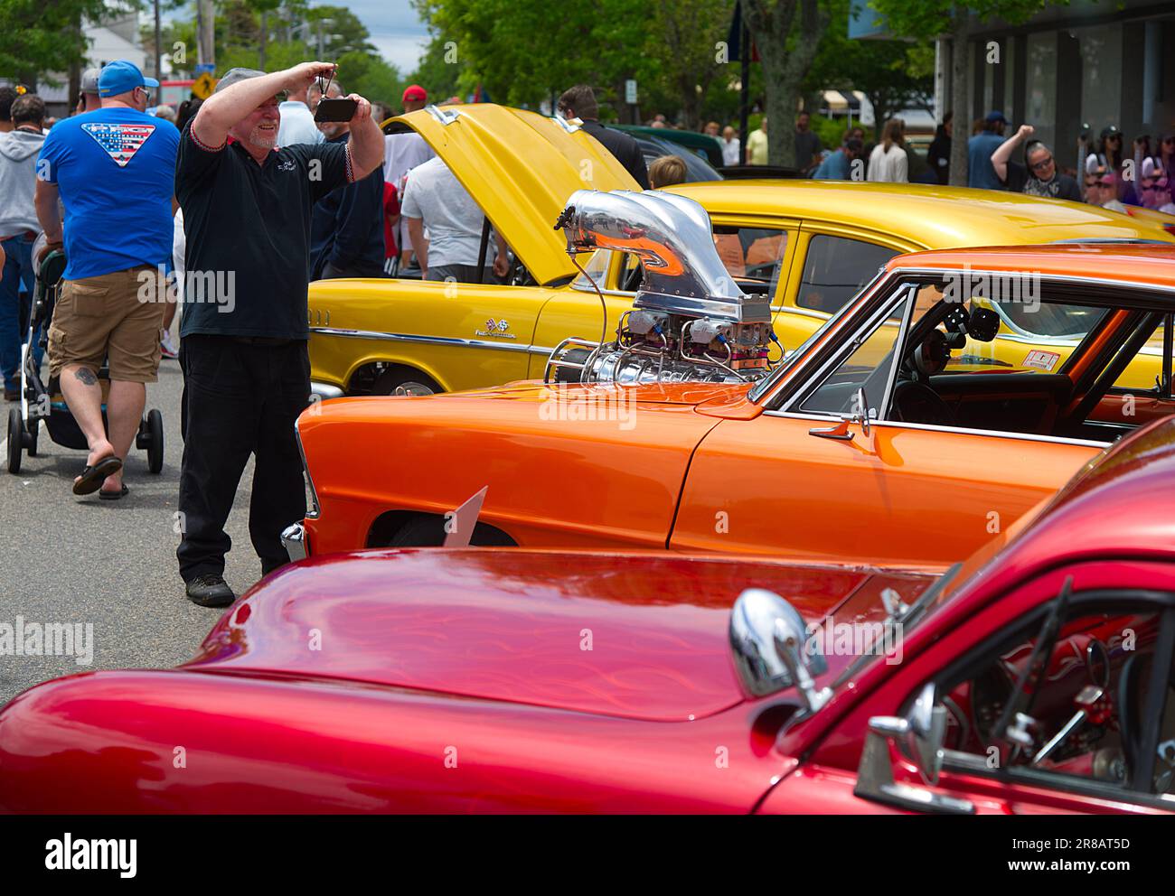 Salon de l'auto de la fête des pères - Hyannis, Massachusetts, Cape Cod - États-Unis. Un homme vidéos autos sur l'affichage avec son i Phone. Banque D'Images