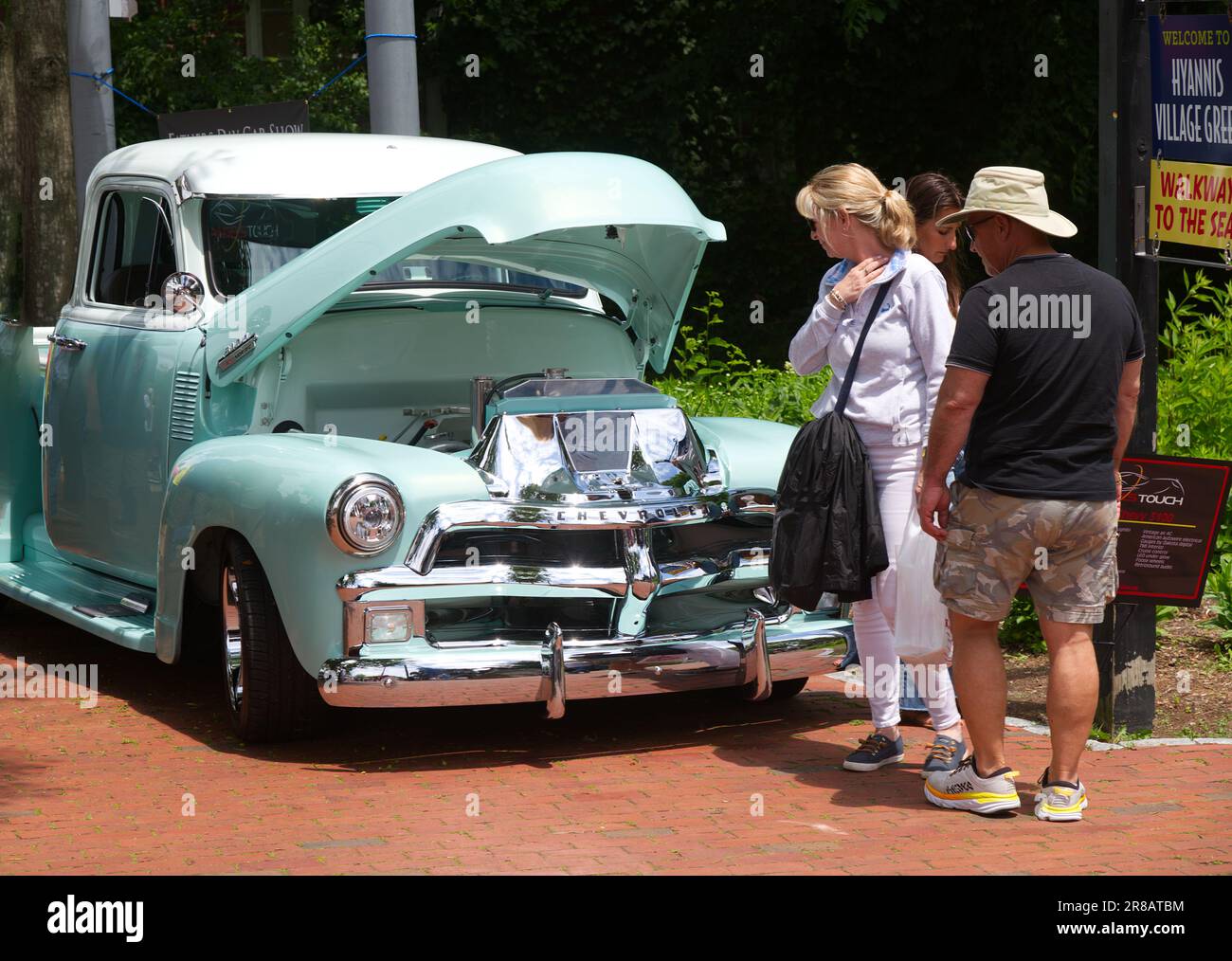 Salon de l'auto de la fête des pères - Hyannis, Massachusetts, Cape Cod - États-Unis. En regardant un pick-up des années 50. Banque D'Images