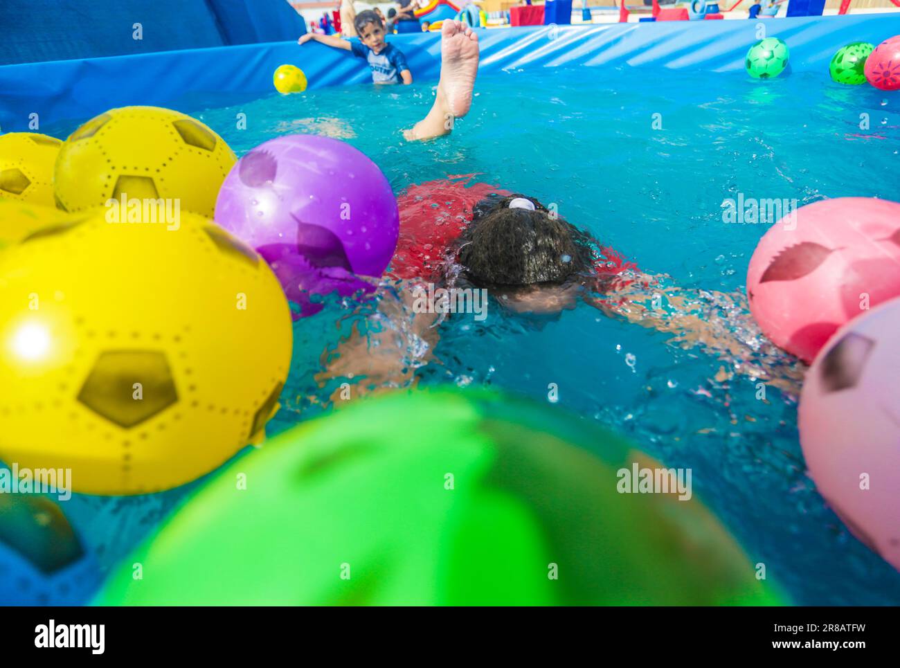 Un enfant palestinien profite des jeux aquatiques pendant les vacances d'été à Gaza. Le parc aquatique pour enfants a été ouvert cet été pour la première fois à Gaza. Banque D'Images