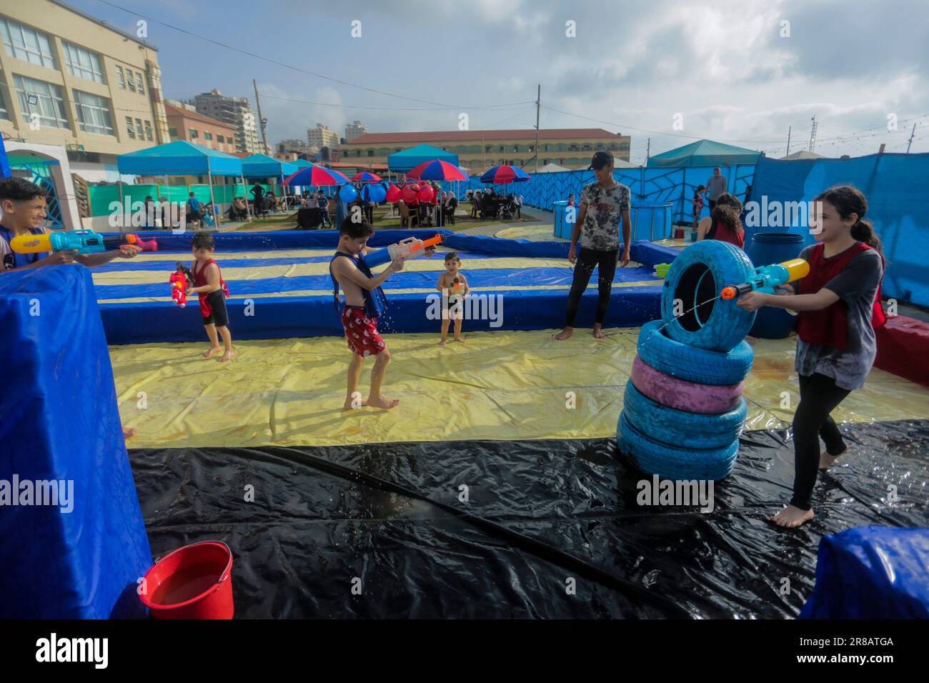 Les enfants palestiniens profitent de jeux aquatiques pendant les vacances d'été dans la ville de Gaza. Le parc aquatique pour enfants a été ouvert cet été pour la première fois à Gaza. Banque D'Images