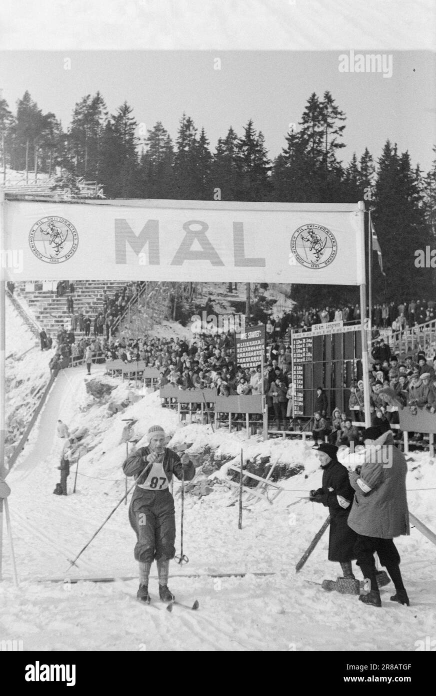 Courant 5-5-1947: Holmenkolldagen 1947Holmenkollen c'était un jour idéal pour le Holmenkollrenn 50th, avec un nouveau record au sol de 71 mètres, établi par le norvégien Hans Kaarstein, BUL, Oslo. Swede Sven Israelsson a remporté la coupe du Roi. C'est la première fois dans l'histoire de Holmenkollen qu'un étranger l'a fait. Comme prévu, la course de 50 kilomètres portait sur les Suédois, et nous avons donné à 'Mora-Nisse' la place d'honneur sur la première page. Le long de ces lignes, nous présentons la grande surprise norvégienne, Martin Jære, qui est passé de l'obscurité à la renommée mercredi. Il est devenu n° 3 et meilleur norvégien avec un TI Banque D'Images