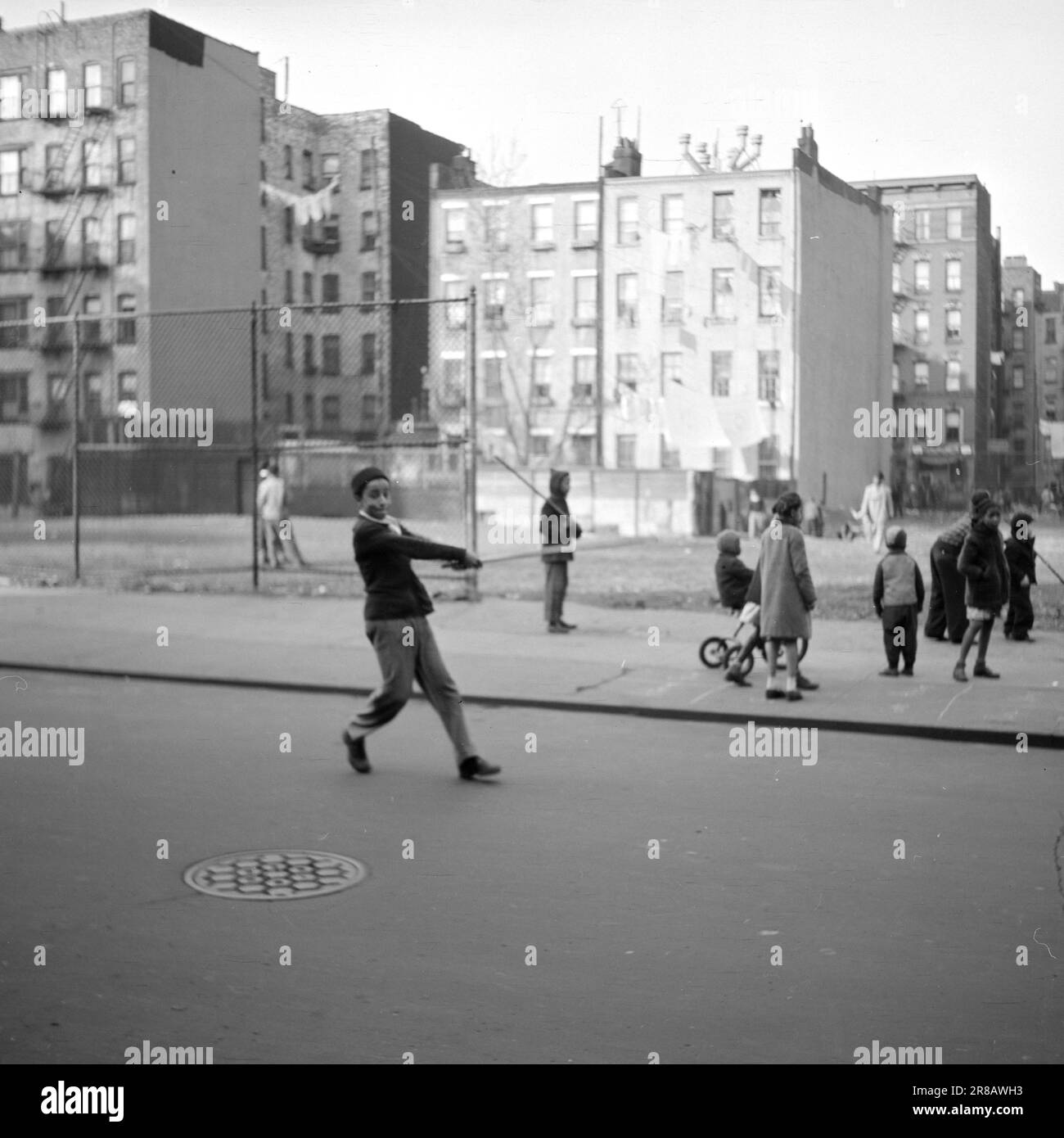 Courant 09- 1948: New York, la ville avec une capitale B.- la métropole accueille des gens de toutes sortes. Ce garçon a frappé la balle avec ses copains dans une petite rue à 3. Avernue, dans la partie supérieure de Manhattan, et district habité principalement par les plus pauvres, et non par les travailleurs professionnels savants. Le garçon qui a probablement plusieurs sang italien dans ses veines, a été la foudre intelligente, mais sans rien d'anodin. Photo; par Bratland / Aktuell / NTB ***PHOTO NON TRAITÉE*** Banque D'Images