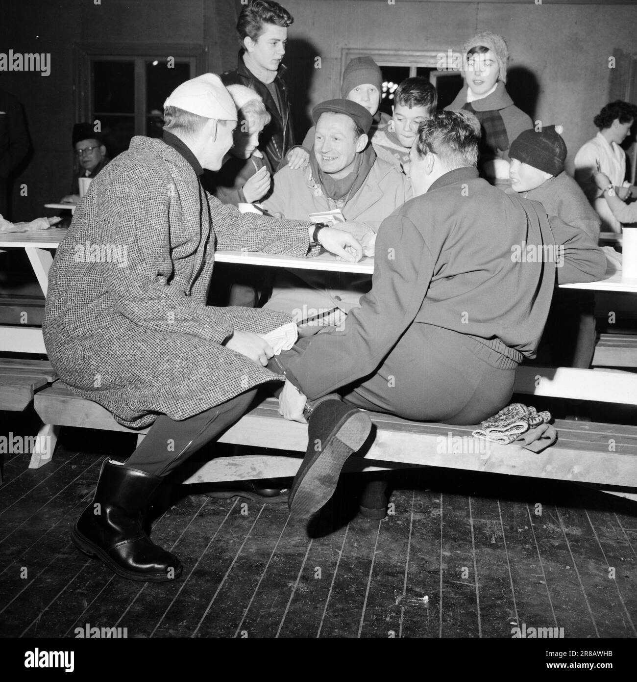 Courant 2-2-1960: Coup de pied avec le coup olympique les skieurs et les patineurs ont eu leur premier grand test de force pré-olympique le week-end dernier, les patineurs à Trondheim, les sauteurs de ski et les skieurs de fond à Gjøvik. Dans ce rapport, nos employés nous parlent, en texte et en images, de la situation parmi les meilleures aujourd'hui. Hjalmar Hjallis Andersen était en route pour la Suède, mais il a fait aux courses du nouvel an comme perdant. ALV Gjestvang t.H., et Hroar Elvenes reçoivent les conseils olympiques de 'Kong Gangt'. Photo: Ivar Aaserud / Aktuell / NTB ***PHOTO NON TRAITÉE*** Banque D'Images
