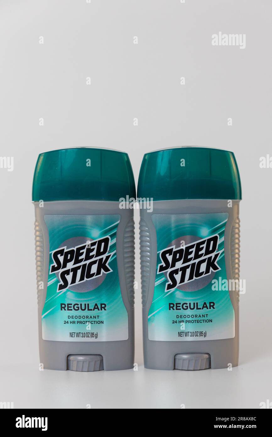ST. PAUL, MN, Etats-Unis - 9 JUIN 2023 : Déodorant de bâton de vitesse Mennen et logo de marque. Banque D'Images