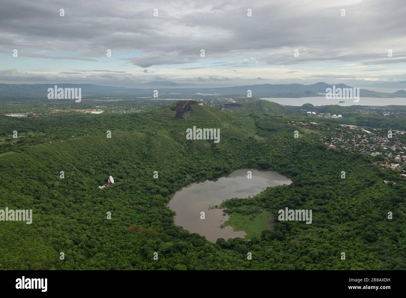 Cratère volcanique vert en amérique centrale vue aérodrone Banque D'Images