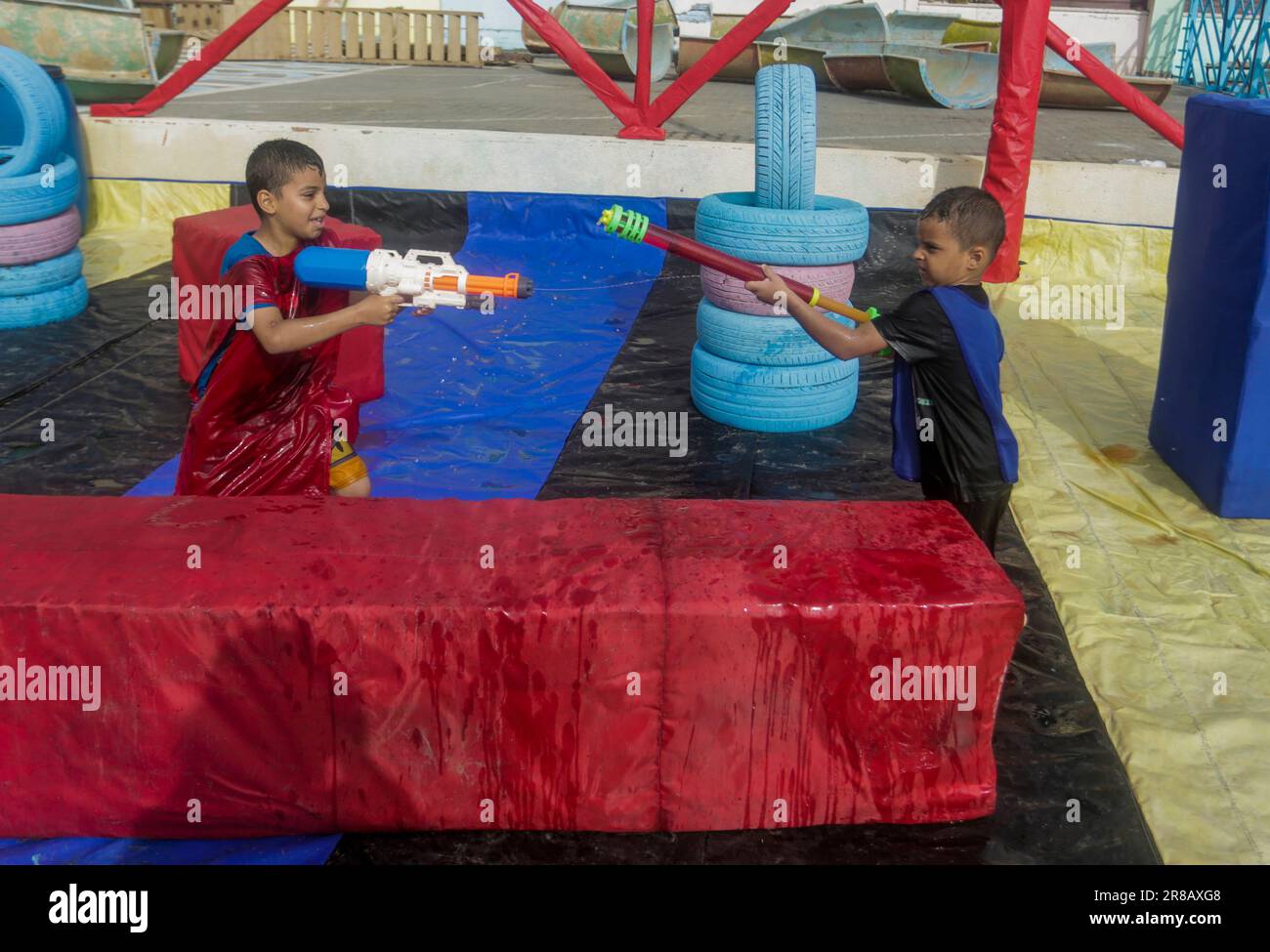 Gaza, la bande de Gaza, Palestine. 19th juin 2023. Les enfants palestiniens profitent de jeux aquatiques pendant les vacances d'été dans la ville de Gaza. Le parc aquatique pour enfants a été ouvert cet été pour la première fois à Gaza. (Credit image: © Mahmoud Issa/SOPA Images via ZUMA Press Wire) USAGE ÉDITORIAL SEULEMENT! Non destiné À un usage commercial ! Banque D'Images