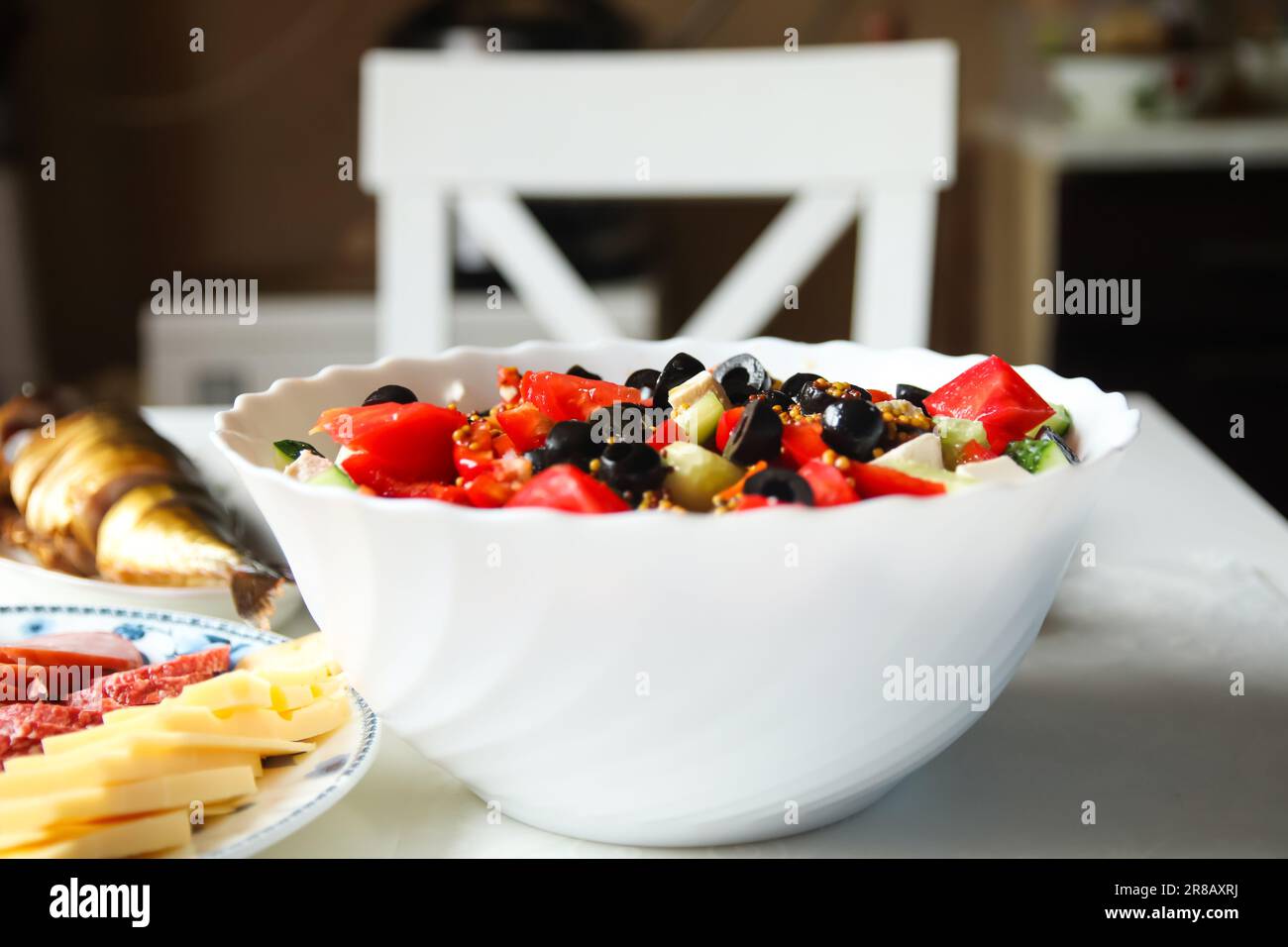 gros plan d'une salade grecque classique. Fait de tomates juteuses, de concombres croquants, de poivron rouge, d'oignon et orné d'olives, d'origan et de feta Banque D'Images