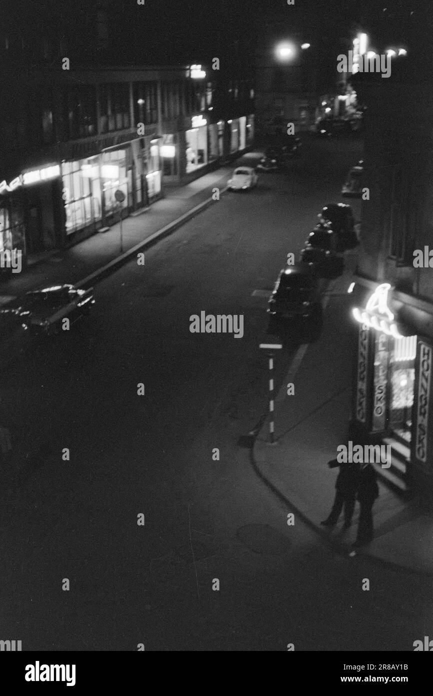 Actuel 54-11-1960: Albertine aujourd'hui les temps changent. Dans les années 80, Kristiania, Albertine et ses sœurs restent derrière des stores rouges à Vika. À l'ère du moteur, certaines prostituées d'Oslo exploitent le « trafic automobile » dans la zone métropolitaine de Vikas. Photo: Aage Storløkken / Aktuell / NTB ***PHOTO NON TRAITÉE*** Banque D'Images
