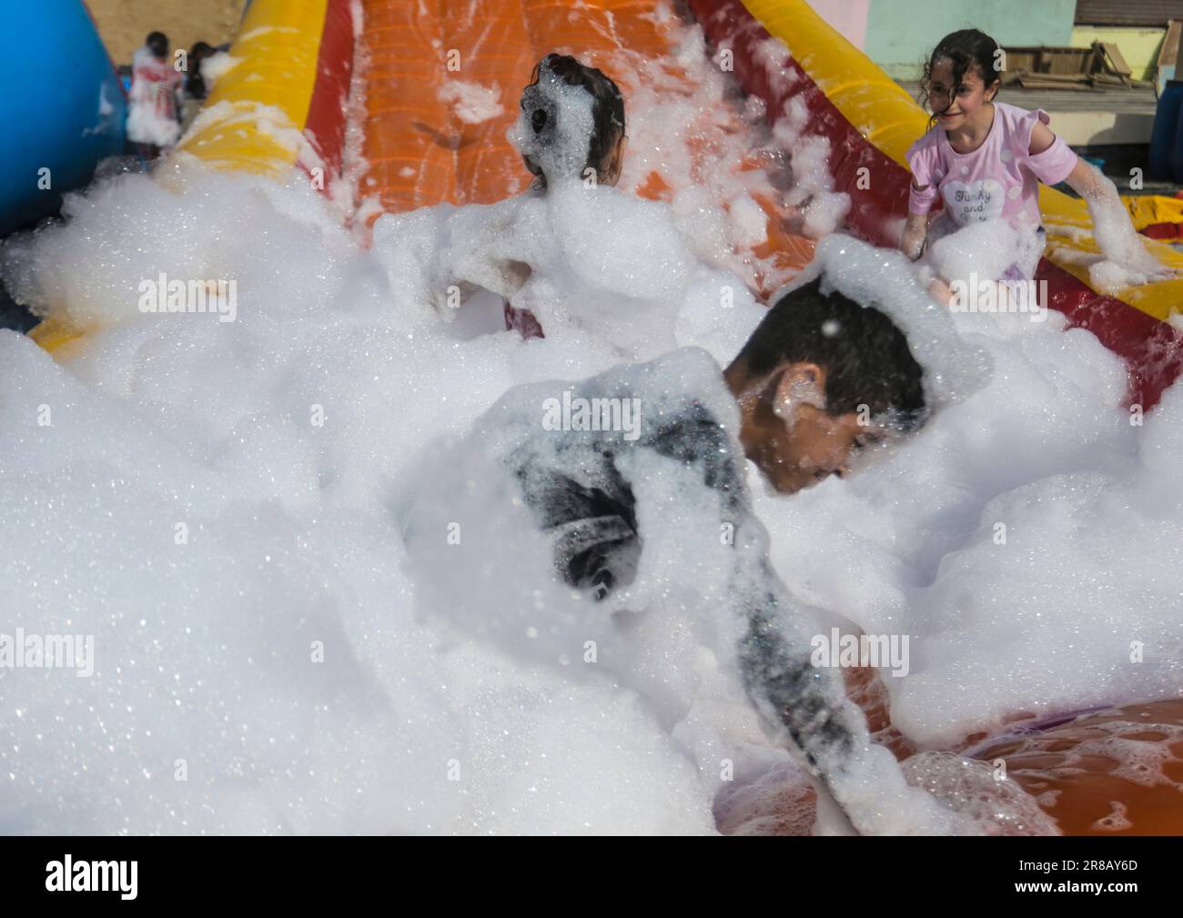 Gaza, la bande de Gaza, Palestine. 19th juin 2023. Les enfants palestiniens profitent de jeux aquatiques pendant les vacances d'été dans la ville de Gaza. Le parc aquatique pour enfants a été ouvert cet été pour la première fois à Gaza. (Credit image: © Mahmoud Issa/SOPA Images via ZUMA Press Wire) USAGE ÉDITORIAL SEULEMENT! Non destiné À un usage commercial ! Banque D'Images