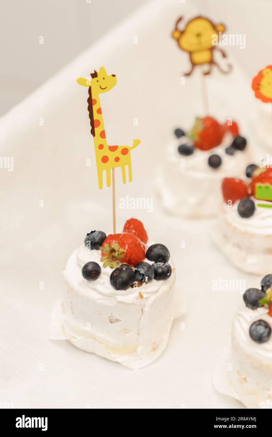 Une sélection de desserts miniatures disposés sur une table, ornés de figurines animales Banque D'Images