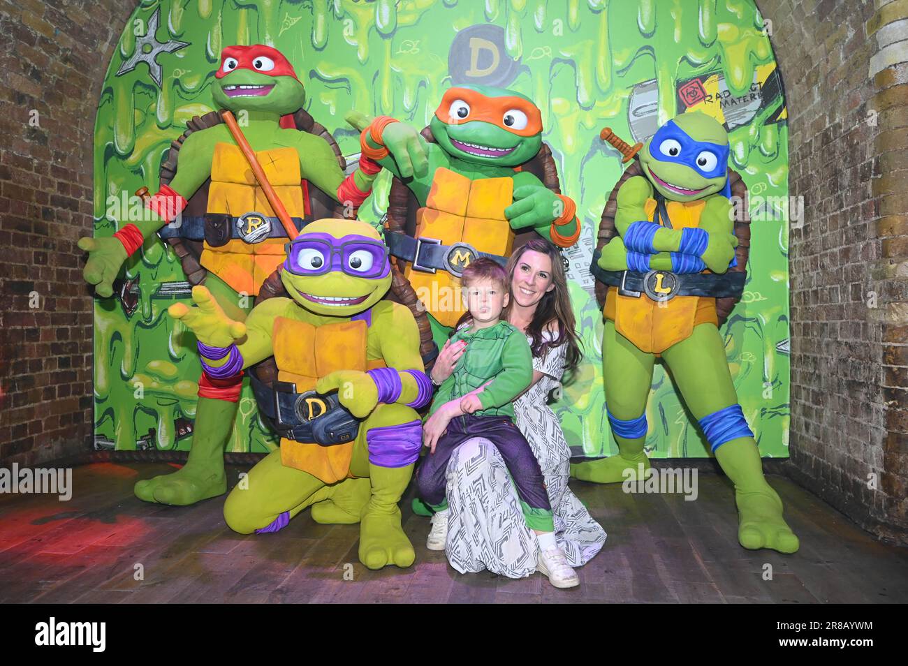 EDITORIAL SEULEMENT Verity Rushworth et son fils Ethan un événement pour lancer la nouvelle gamme de jouets de film de mutant Ninja Turtles Mayhem, de Toy Company Character Options. Date de la photo: Mardi 20 juin 2023. Banque D'Images