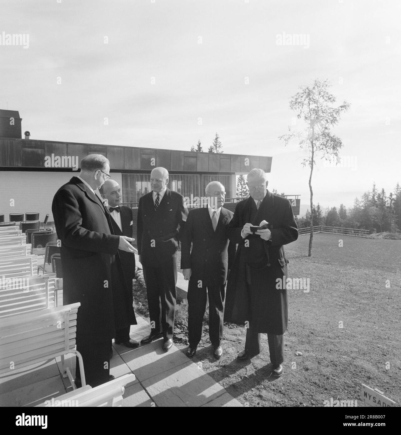 Réel 44-5-1960: Une poignée de main deux rois et deux premiers ministres présents quand 'Voksenåsen', le don national à la Suède, a été remis. Bonne visibilité devant Voksenåsen (ancien) B. Kugelberg, président du Fonds pour la coopération entre la Suède et la Norvège, Premier ministre Tage Erlander, maire Brynjulf Bull, directeur Biering, président du comité de construction, avocat de la Cour suprême Sejersted Bødtker. Photo: Aage Storløkken / Aktuell / NTB ***PHOTO NON TRAITÉE*** Banque D'Images