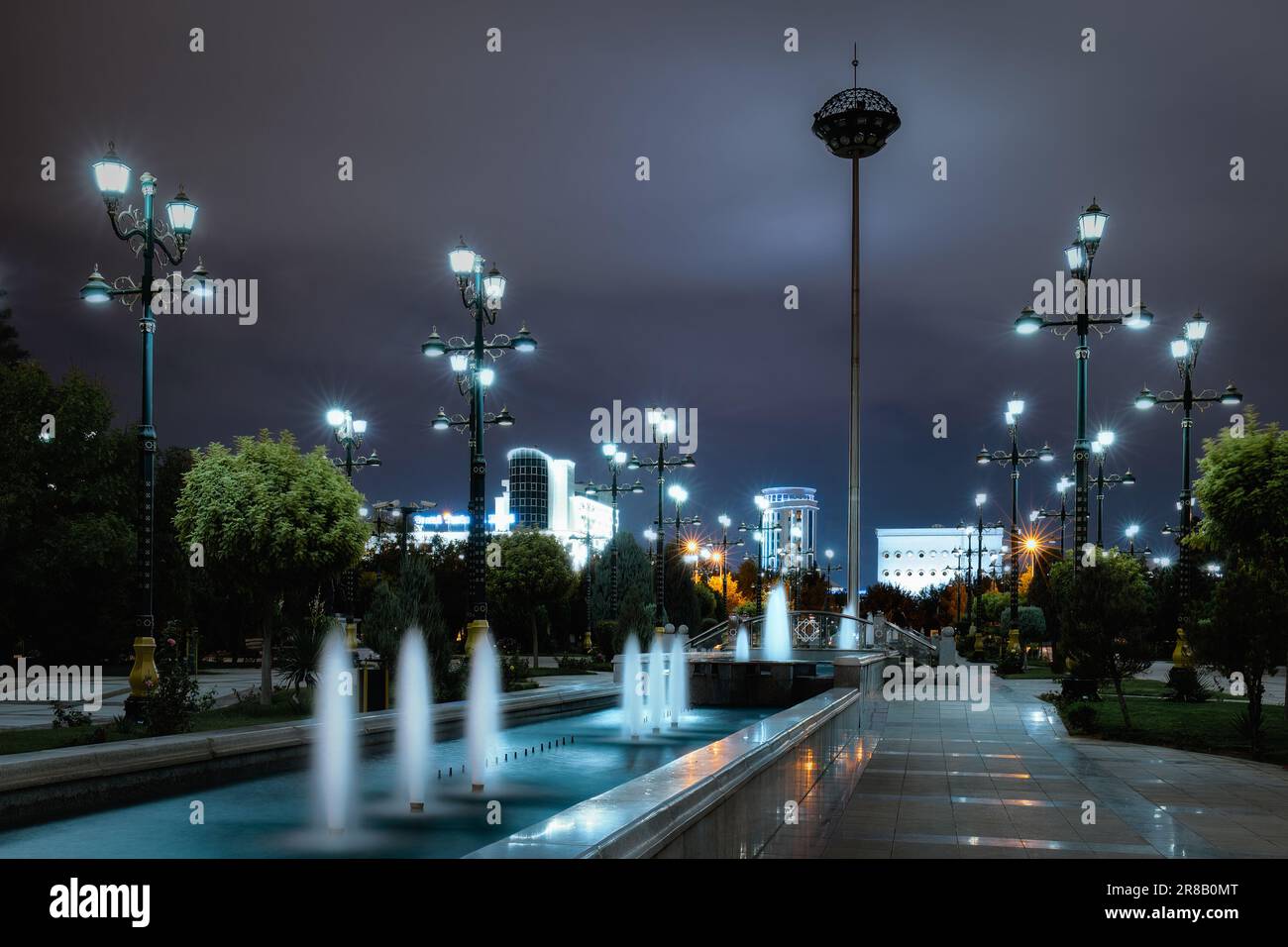 Parc public de la place inspiration la nuit, Achgabat. Banque D'Images