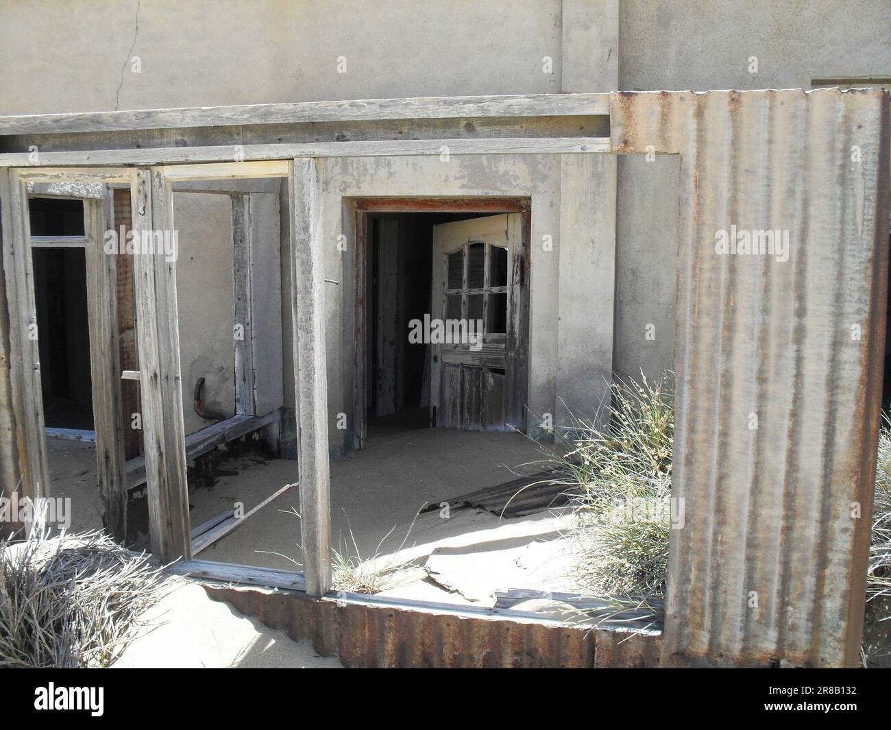 Porte d'entrée d'une maison abandonnée dans une ville fantôme appelée Kolmanskop située près de Luderitz en Namibie Banque D'Images
