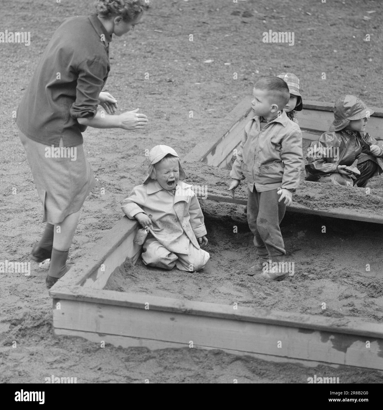 Actuel 43-1-1960: Grand conflit dans une petite communauté il a commencé par un petit épisode, l'un de ces insignifiants intermessos qui se produisent si facilement parmi les petites personnes dans une société sandbox. Mais le parti offensé n'était pas l'un de ceux qui ont laissé les voyous lui jeter la boue en toute impunité. Il a appelé tous les pouvoirs justes avec des menteurs indignés, les voisins ont pris des côtés et en peu de temps il s'est développé dans un conflit insoluble de dimensions, dont nous avons tant de choses - à la fois dans la sandbox et dans la grande politique. Les mécontents ont refusé d'arrêter les manifestations jusqu'à ce qu'il ait remporté une victoire inconditionnelle. Pour la propagande Banque D'Images