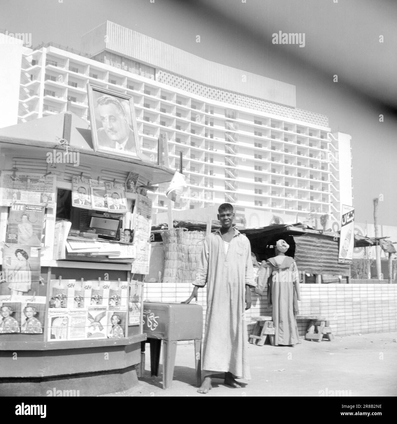 Courant 2-4-1960: Courte rencontre avec l'Égypte l'Égypte de Nasser est le pays de contradictions étourdissantes, et beaucoup plus que des pyramides et des chameaux. L'hôtel de luxe de l'American Hilton au Caire (en arrière-plan) contraste fortement avec la cabane du camp de Fellah dans l'image ci-dessous. L'hôtel est pour les touristes, le kiosque en premier plan aussi. L'image de Nasser partout. Photo: Asmund Rørslett / Aktuell / NTB ***PHOTO NON TRAITÉE Banque D'Images