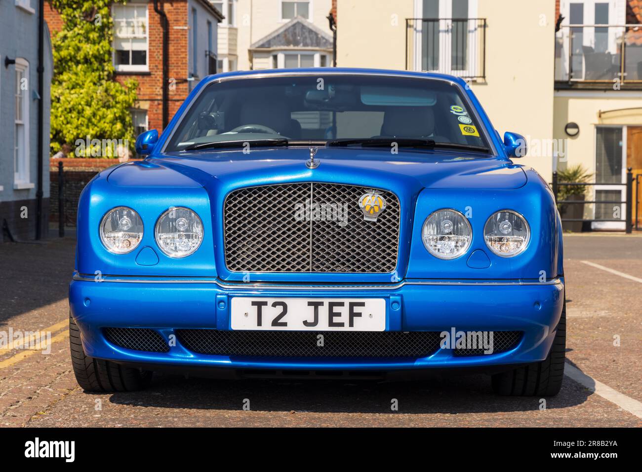 Avant d'une voiture Bentley bleue avec plaque d'immatriculation personnalisée et badge AA. Aldeburgh, Suffolk, Royaume-Uni. Banque D'Images