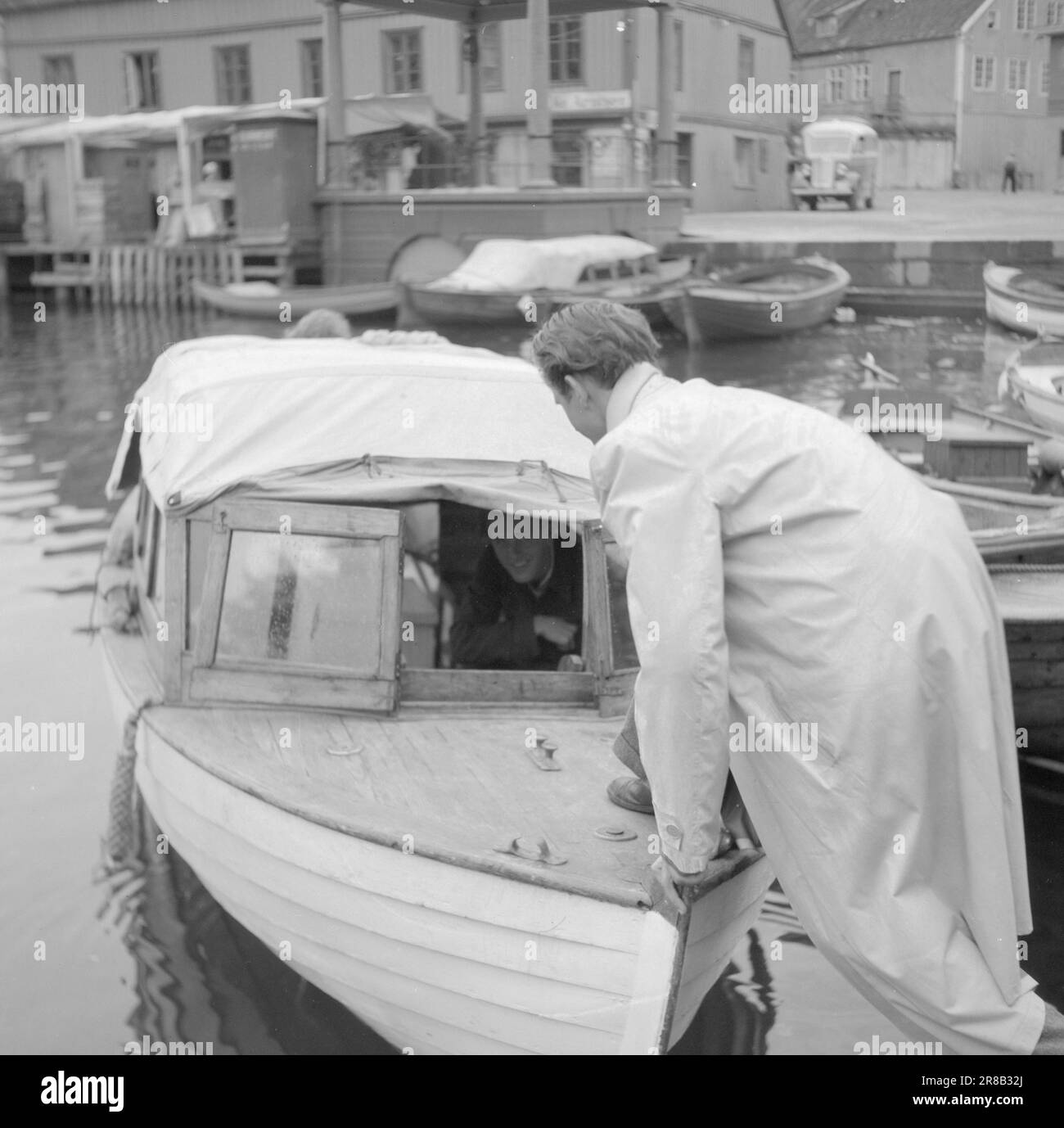 Courant 17-2-1947: Arendal, berceau de l'art de vivre Arendal, également appelé la « Venise du Nord » a été pendant plus de 100 ans la principale ville maritime en Norvège. Les voiliers de la ville ont été trouvés sur toutes les mers, et la ville et le quartier ont semé la vie quand les navires sont revenus à la maison en automne avec des charges lourdes. L'apogée d'Arendal s'est terminée à la fin du 19th siècle par un grave krach bancaire qui a créé une détresse et une misère sans précédent. Des gens de petite classe ont organisé des associations de « solidarité » pour s'occuper de leurs intérêts, et « la bande côtière douce » est devenue pour un temps le centre du soc Banque D'Images