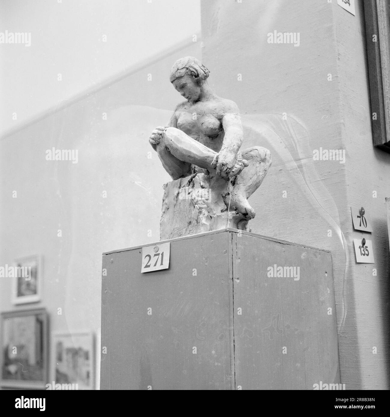 Actuel 21-1-1947: L'automne des artistes l'exposition annuelle d'art de l'État, qui est habituellement appelée juste l'exposition d'automne, peut cette année célébrer son anniversaire de 60th. Elle a eu lieu pour la première fois en 1883, et cette année aurait dû être l'anniversaire de 65th, mais les cinq années mortes de la guerre se sont écoulées entre les deux. Reiulf Renberg a appelé cette petite figure en terre cuite 'la femme de couture'. Il est vivant dans la forme et le mouvement. Photo: Aktuell / NTB ***PHOTO NON TRAITÉE*** Banque D'Images