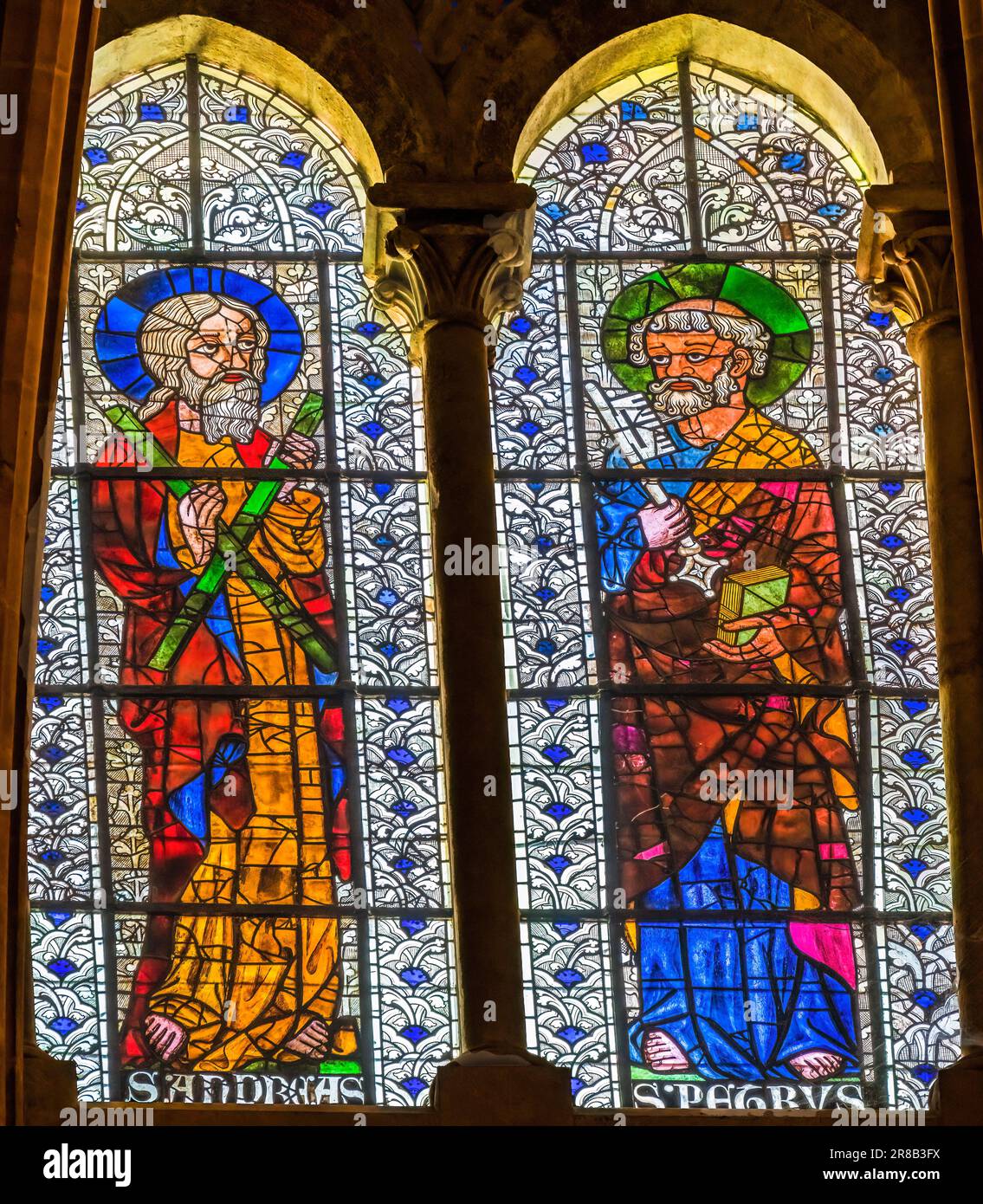 Saints Peter Andrew Apôtres ancien vitrail Saint-Jean-Baptiste Cathédrale Basilique Lyon France. Cathédrale commencée en 1180 et terminée en 1480. Pierre Banque D'Images