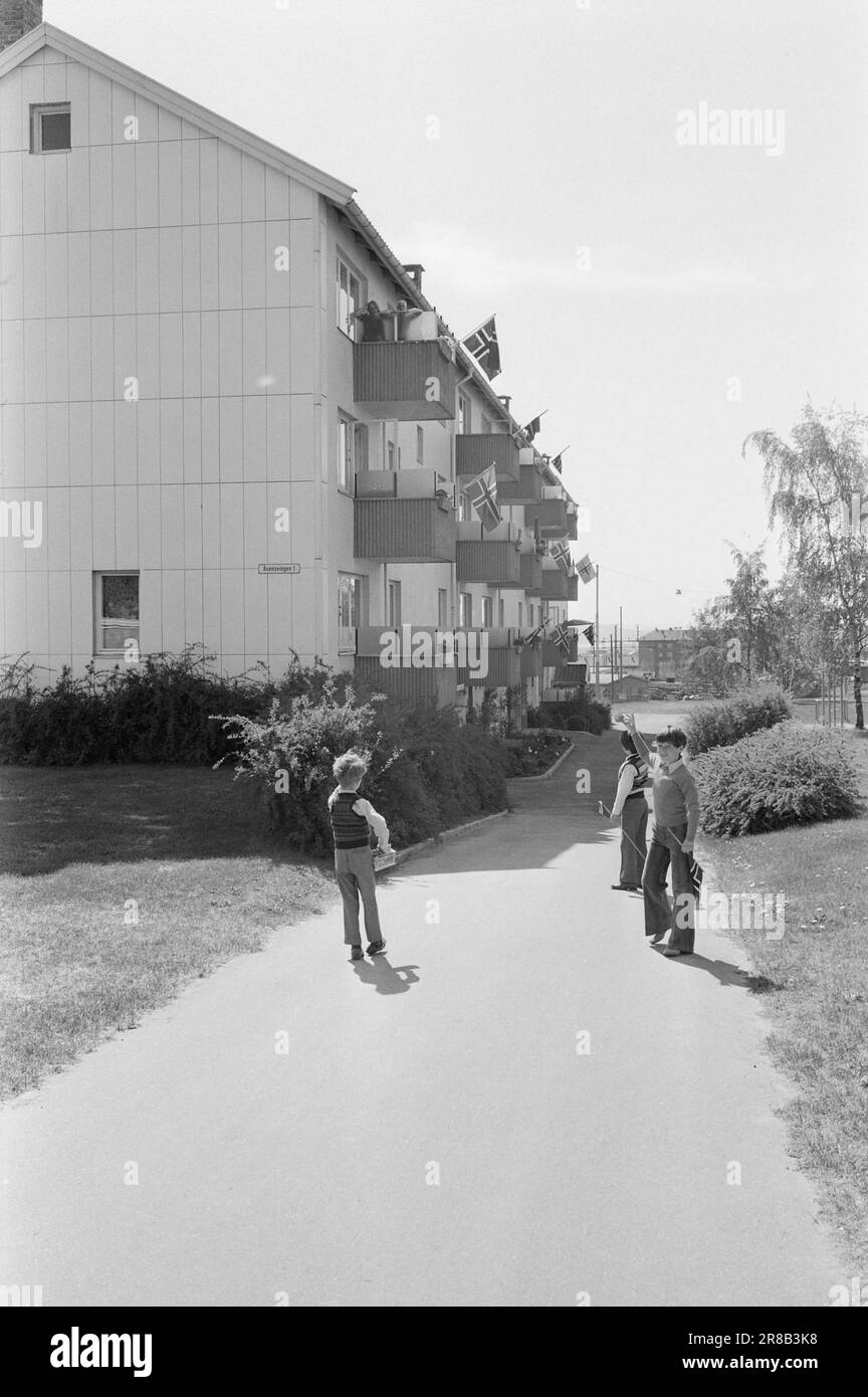 Réel 22 - 2 - 1974: DUS avec la PoliceLa police de district est un phénomène étrange qui agit comme une sorte de zone tampon entre le policier ordinaire et le garçon dans la rue. Le but est principalement de prévenir la criminalité. Current est avec les officiers Helge Løhren et Lars Stubstad. Photo: Ivar Aaserud / Aktuell / NTB ***PHOTO NON TRAITÉE*** Banque D'Images