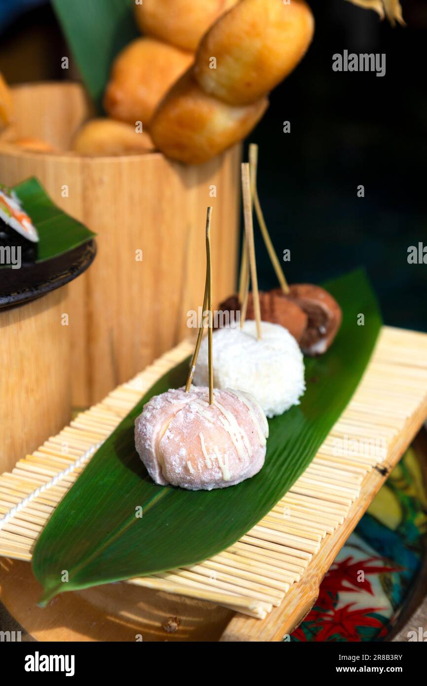 Sélection de mochi au thé de l'après-midi d'inspiration asiatique à Ivy Asia St Pauls, Londres, Angleterre, Royaume-Uni Banque D'Images Sélection de mochi au thé de l'après-midi d'inspiration asiatique à Ivy Asia St Pauls, Londres, Angleterre, Royaume-Uni Banque D'Images
