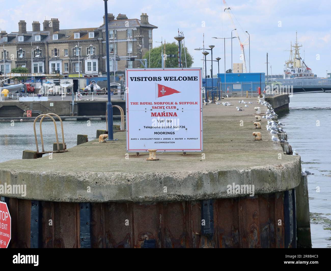 Lowestoft, Suffolk - 19 juin 2023 : panneau d'accueil des visiteurs à l'entrée de la marina de Haven. Banque D'Images