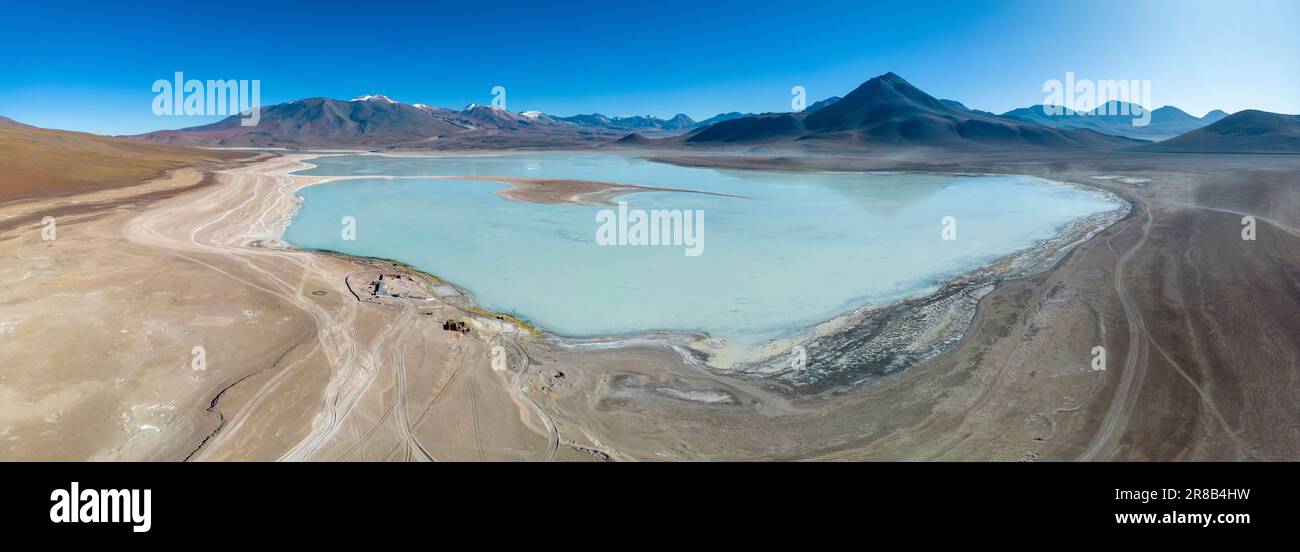 Pittoresque Laguna Verde, juste un spectacle naturel tout en parcourant la route pittoresque de la lagune à travers l'Altiplano bolivien en Amérique du Sud ; Panorama Banque D'Images