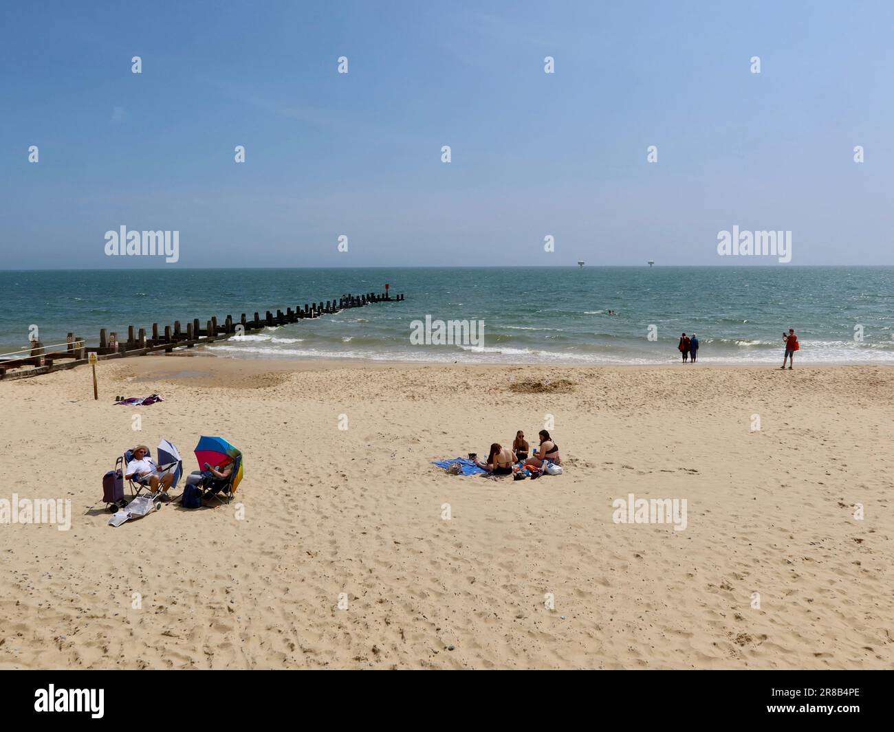 Lowestoft, Suffolk - 19 juin 2023 : les personnes qui apprécient la plage de sable et de bal. Banque D'Images