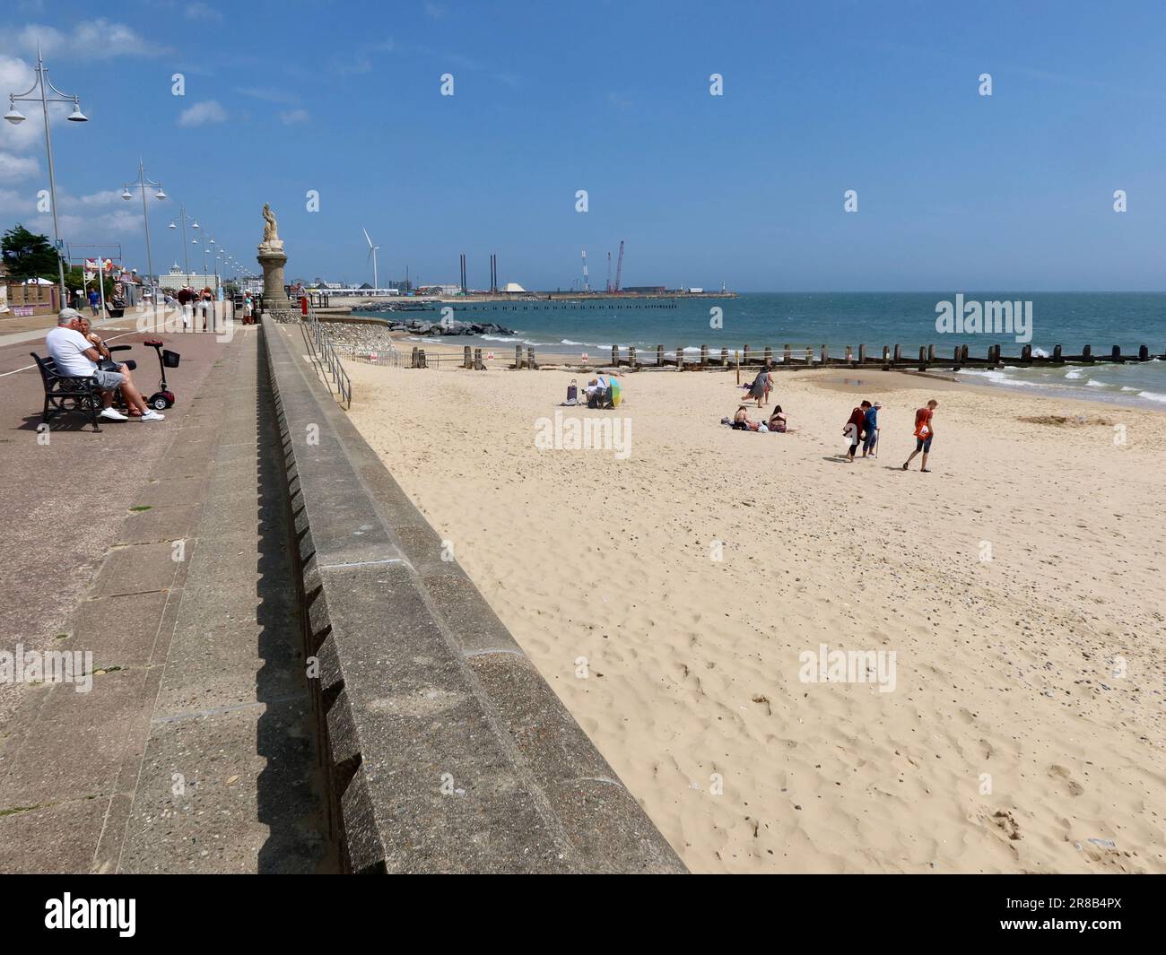 Lowestoft, Suffolk - 19 juin 2023 : les personnes qui apprécient la plage de sable et de bal. Banque D'Images