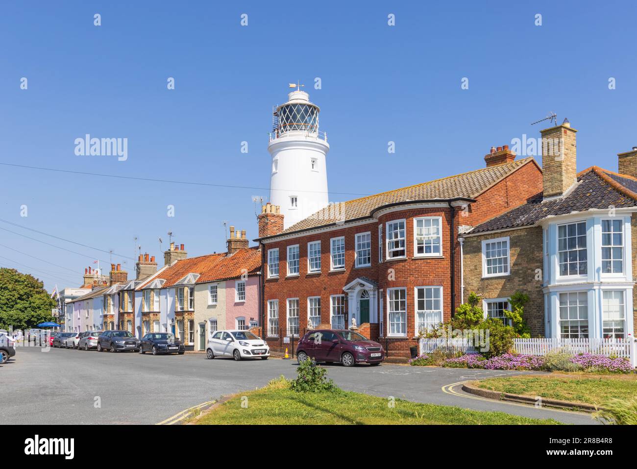 Southwold, Suffolk. ROYAUME-UNI. St James' Terrace avec phare de Southwold en arrière-plan. Banque D'Images