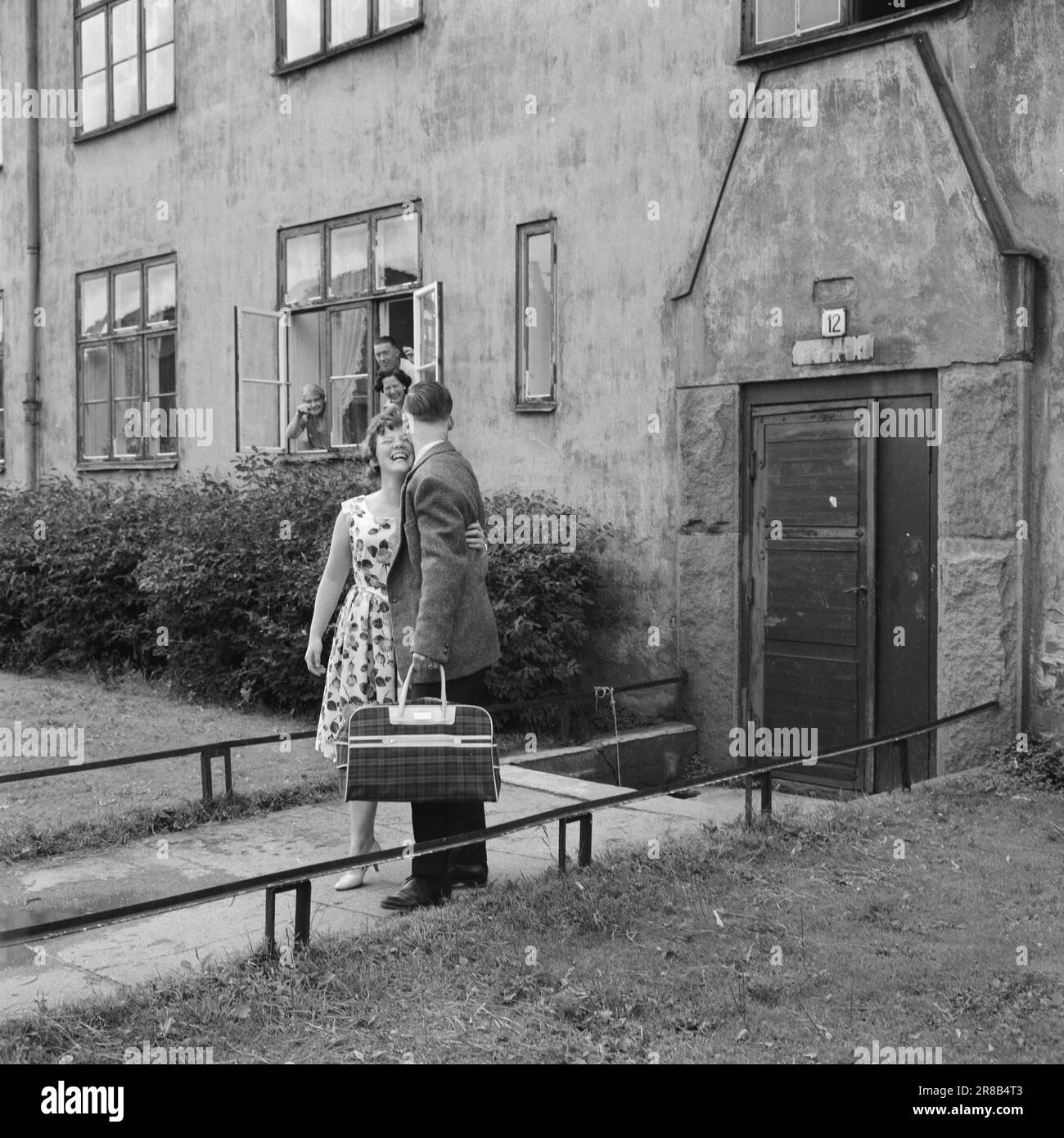 Actuel 32-1-1960: Thore devient une recrue devenir une recrue est une affaire sérieuse. Les sergents, les enseignes, les lieutenants et les capitaines prennent la relève des mères, des pères, des épouses et des fiancees - pendant 16 mois, de longs mois pour un homme de 20 ans. La raie est gaie - apparemment, mais nous avons vu une mère debout dans la porte et suivant le garçon avec ses yeux aussi longtemps que possible. Ici, la sœur obtient un bon câlin. Mère, père et grand-mère ont rompu leurs vacances pour dire au revoir au garçon. Photo: Aage Storløkken / Aktuell / NTB ***PHOTO NON TRAITÉE*** Banque D'Images