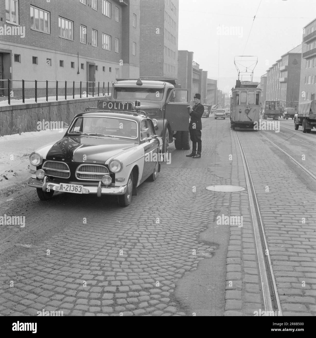 Actuel 15-5-1960: Le troisième oeil révélateur de nos jours, la police d'Oslo va dans une voiture avec six yeux vigilants sur la circulation, deux policiers et deux caméras automatiques. Ces derniers sont inutiles. Grâce à un déclencheur électrique, ils enregistrent automatiquement les illégalités, sobrement et de manière fiable. Un appareil prend des photos de la voiture en gros plan avec la plaque d'immatriculation, l'autre prend la vue d'ensemble qui peut être présentée plus tard à la table du tribunal et économiser des frais juridiques importants. « Je n'ai rien fait de fou », est la riposte standard des tricksters. La police a seulement besoin de parler de la caméra Banque D'Images