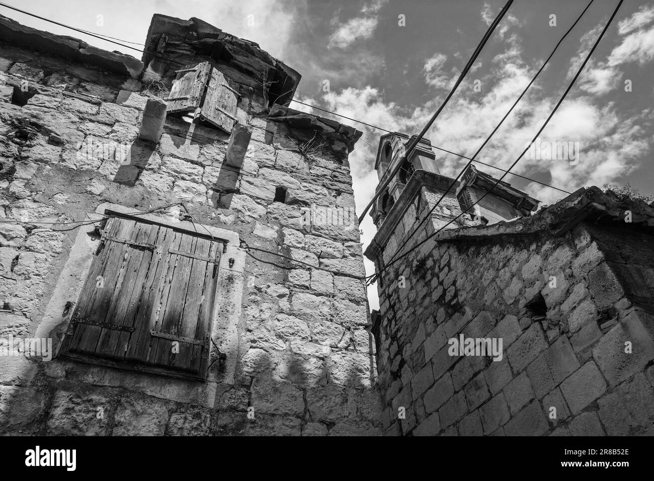 Bâtiments historiques dans une rue calme dans la ville de Split en Croatie, une maison sur la gauche et une église sur la droite Banque D'Images