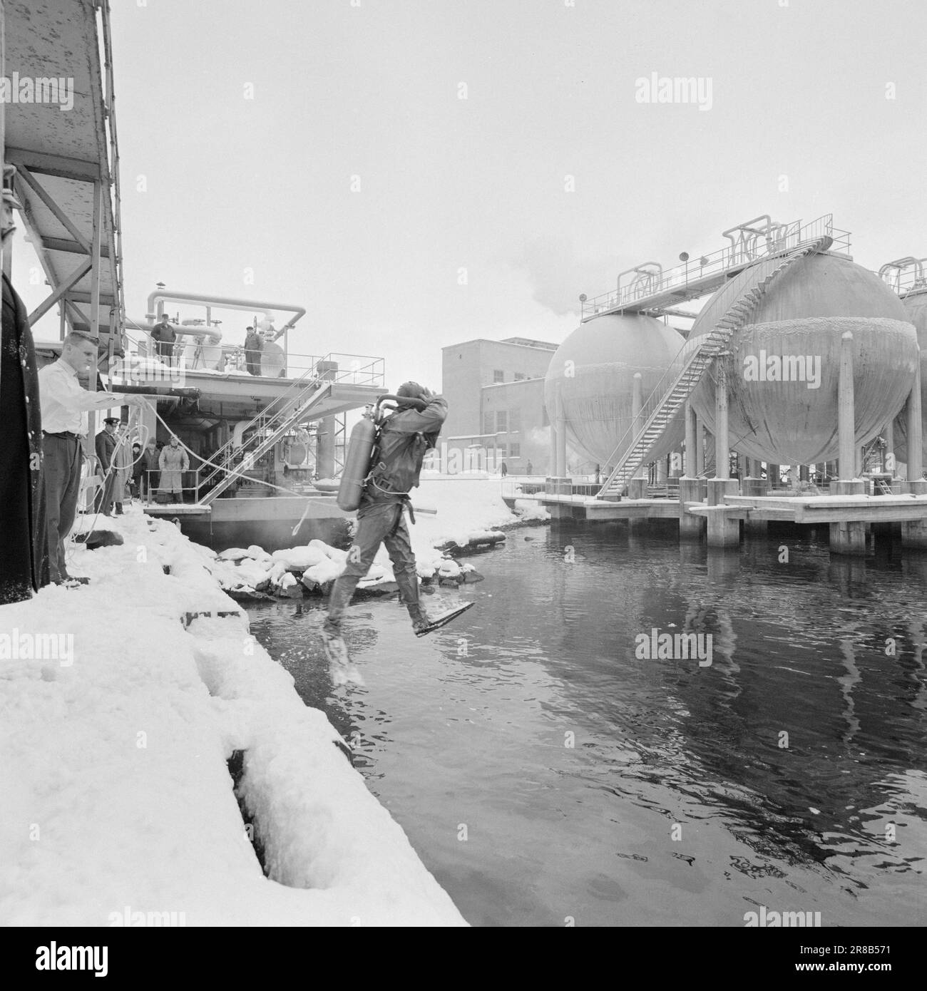 Actuel 14-10-1960: Norsk Hydro Une journée de travail est terminée, une nouvelle a déjà commencé. 24 h/24, 8 600 personnes travaillent avec des valeurs qui valent des milliards. Une entreprise merveilleuse, un lieu de travail fantastique, une industrie moderne à grande échelle qui crée la croissance et les bénéfices dans le monde entier et fournit un million de couronnes en monnaie par jour! Pour 100 Norvégiens, jeunes et vieux, ce géant signifie pain quotidien, maison et maison, loisirs et plaisir. Une aventure du monde réel. Photo: Aage Storløkken / Aktuell / NTB ***PHOTO NON TRAITÉE*** Banque D'Images