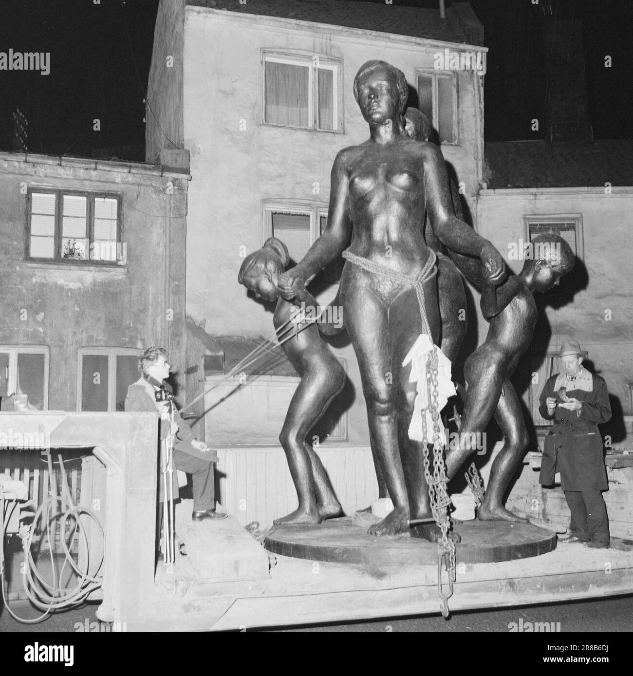 Courant 20-2-1960: Amalie lors d'un voyage en ville Amalie, son ami et les enfants pèsent 2,5 tonnes ensemble et mesurent 3,5 mètres. Ils ont été créés par le sculpteur Emil lie, et ont été transportés de la vallée d'Ila à Rådhusplassen, où ils ont vue sur le port depuis une colonne de quatre mètres de haut. Située au-dessus des jardins de Fredensborgveien, la statue piqueuse était dressée et dressée sans pourronner les familles au troisième étage. Photo: Ivar Aaserud / Aktuell / NTB ***PHOTO NON TRAITÉE*** Banque D'Images