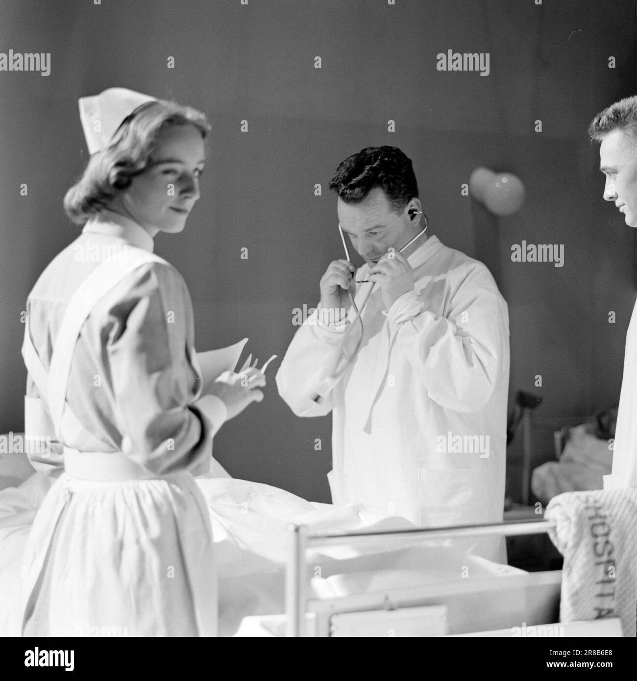Courant 10-6-1960: Kirkvaag au film Rolf Kirkvaag a rejoint le film en tant que médecin senior dans le nouveau film d'Arne Skouen 'Omringet' - sur les journées dramatiques du major Haugland sous couvert à la clinique féminine de Rikshospitalet pendant la guerre. Knut Haugland est joué par Ivar Svendsen. Dr Kirkvaag c'était le docteur principal Bøe, puis un docteur de la réserve, qui a gardé le major Haugland caché à la clinique de femmes - et Rolf Kirkvaag a le rôle principal en tant que docteur. TV Eva Rødland photo: Ivar Aaserud / Aktuell / NTB ***PHOTO NON TRAITÉE*** Banque D'Images