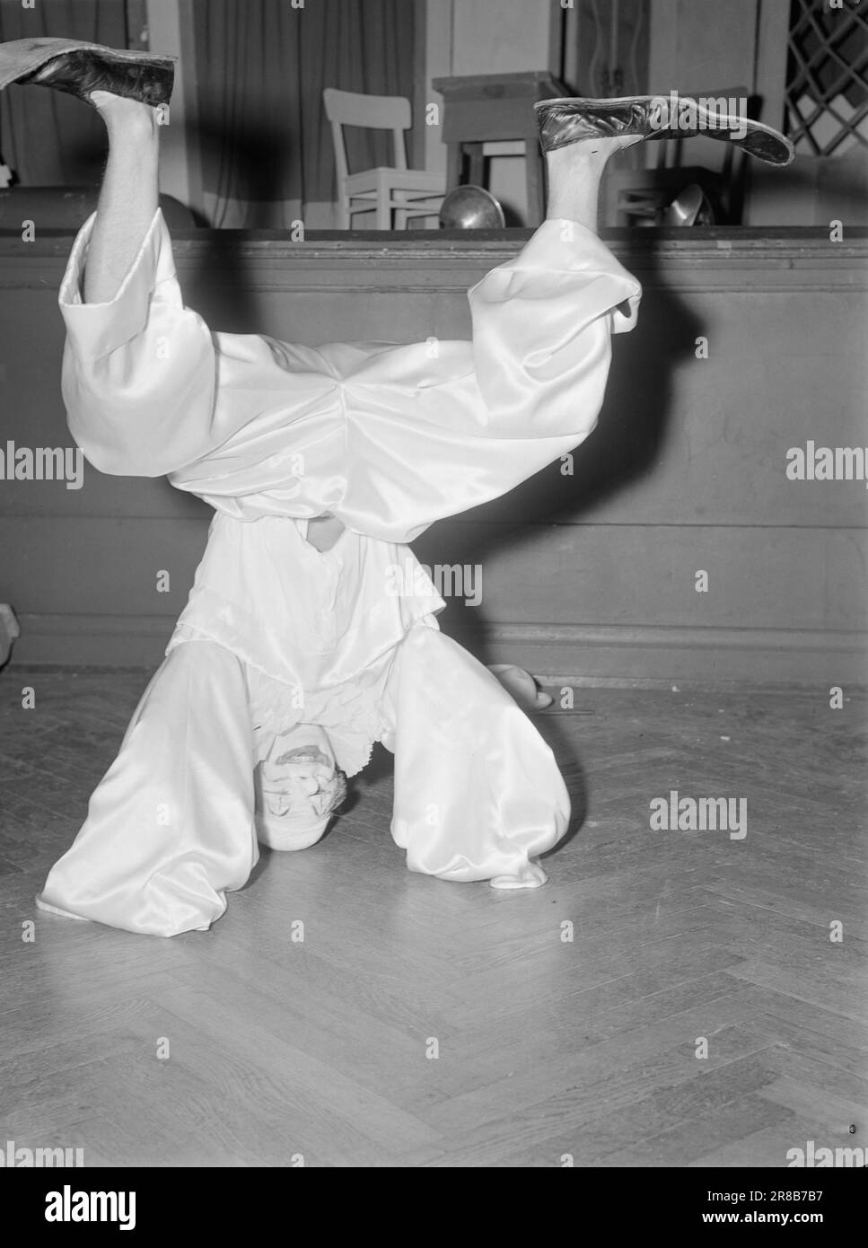 Réel 18-1950: Le Théâtre national part. 'Harlequin et Colombine' avec Gunnar Skar comme Pierrot.photo: Arne Kjus / Aktuell / NTB ***photo non traitée*** Banque D'Images