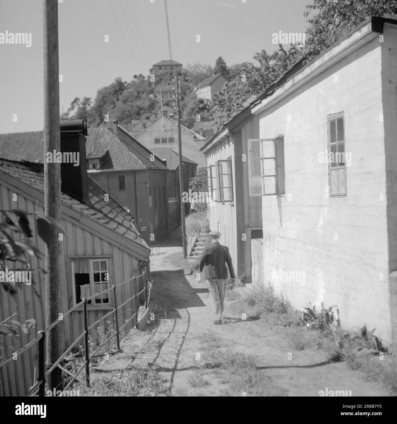 Courant 17-2-1947: Arendal, berceau de l'art de vivre Arendal, également appelé la « Venise du Nord » a été pendant plus de 100 ans la principale ville maritime en Norvège. Les voiliers de la ville ont été trouvés sur toutes les mers, et la ville et le quartier ont semé la vie quand les navires sont revenus à la maison en automne avec des charges lourdes. L'apogée d'Arendal s'est terminée à la fin du 19th siècle par un grave krach bancaire qui a créé une détresse et une misère sans précédent. Des gens de petite classe ont organisé des associations de « solidarité » pour s'occuper de leurs intérêts, et « la bande côtière douce » est devenue pour un temps le centre du soc Banque D'Images