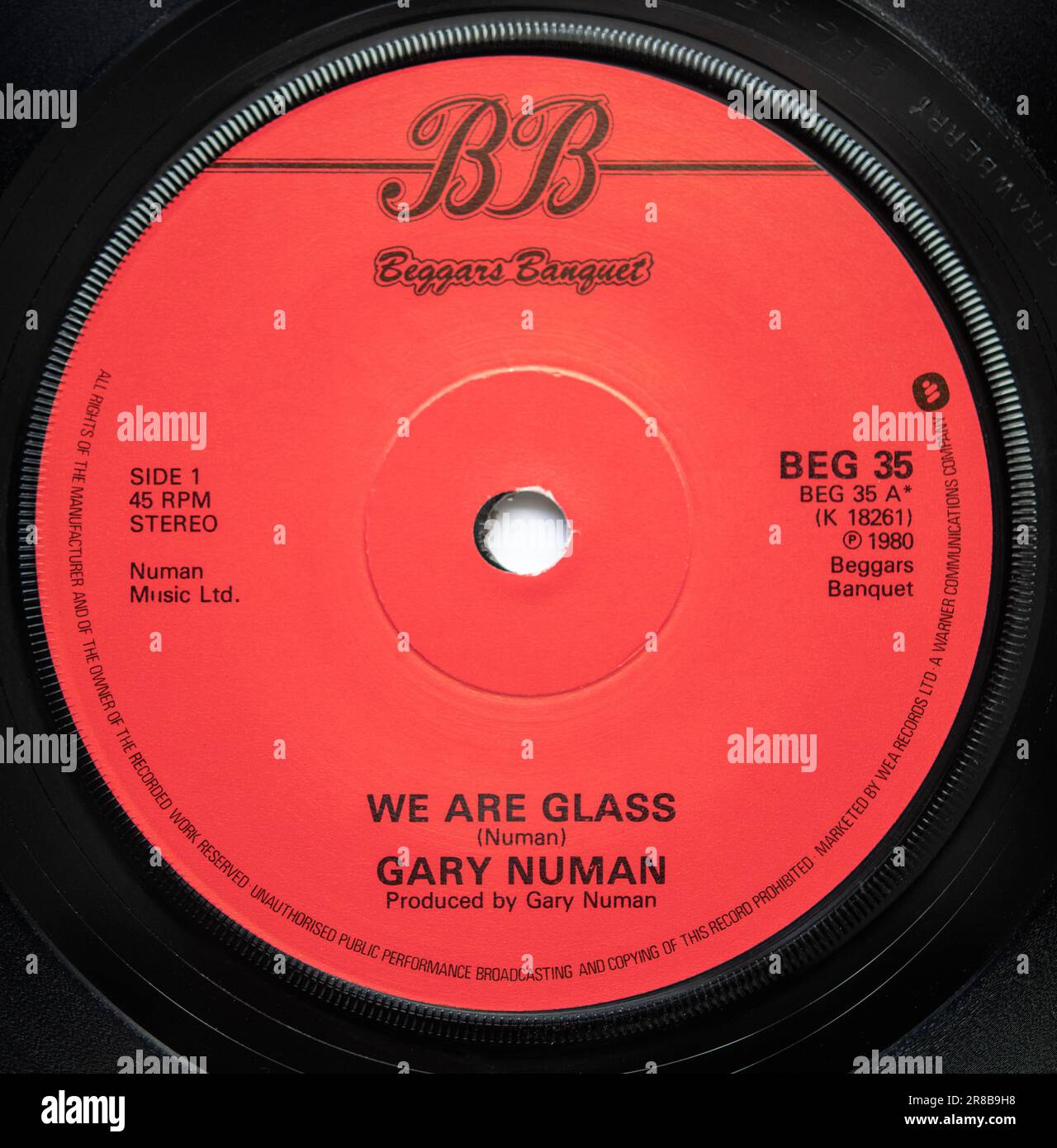 Label central de la version simple de sept pouces de We Are Glass par Gary Numan, qui a été publié en 1980 Banque D'Images