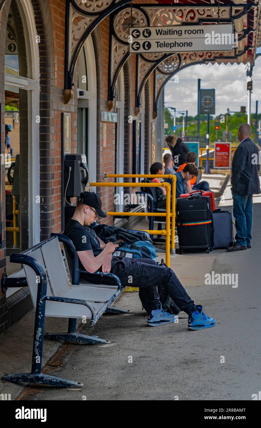 Gare de Grantham – passagers et voyageurs attendant l'arrivée de leur train sur la plate-forme Banque D'Images