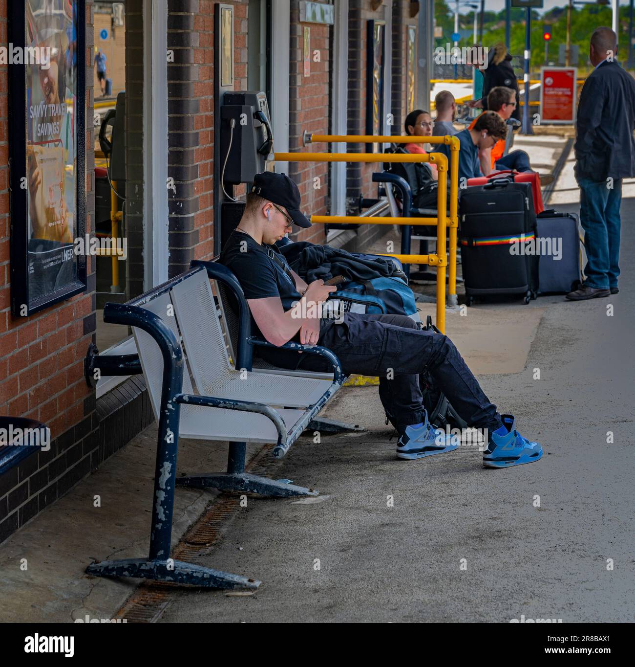 Gare de Grantham – passagers et voyageurs attendant l'arrivée de leur train sur la plate-forme Banque D'Images